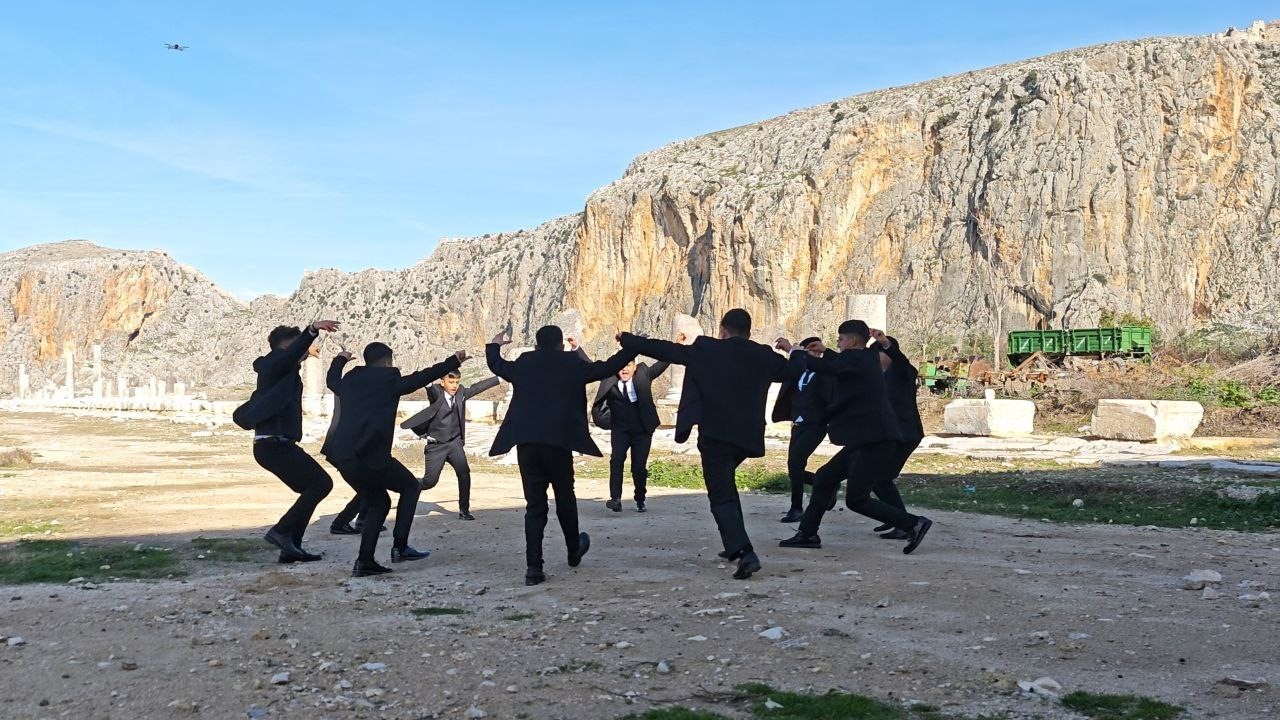 Öğrenciler Anvarza’da zeybek oynadı
