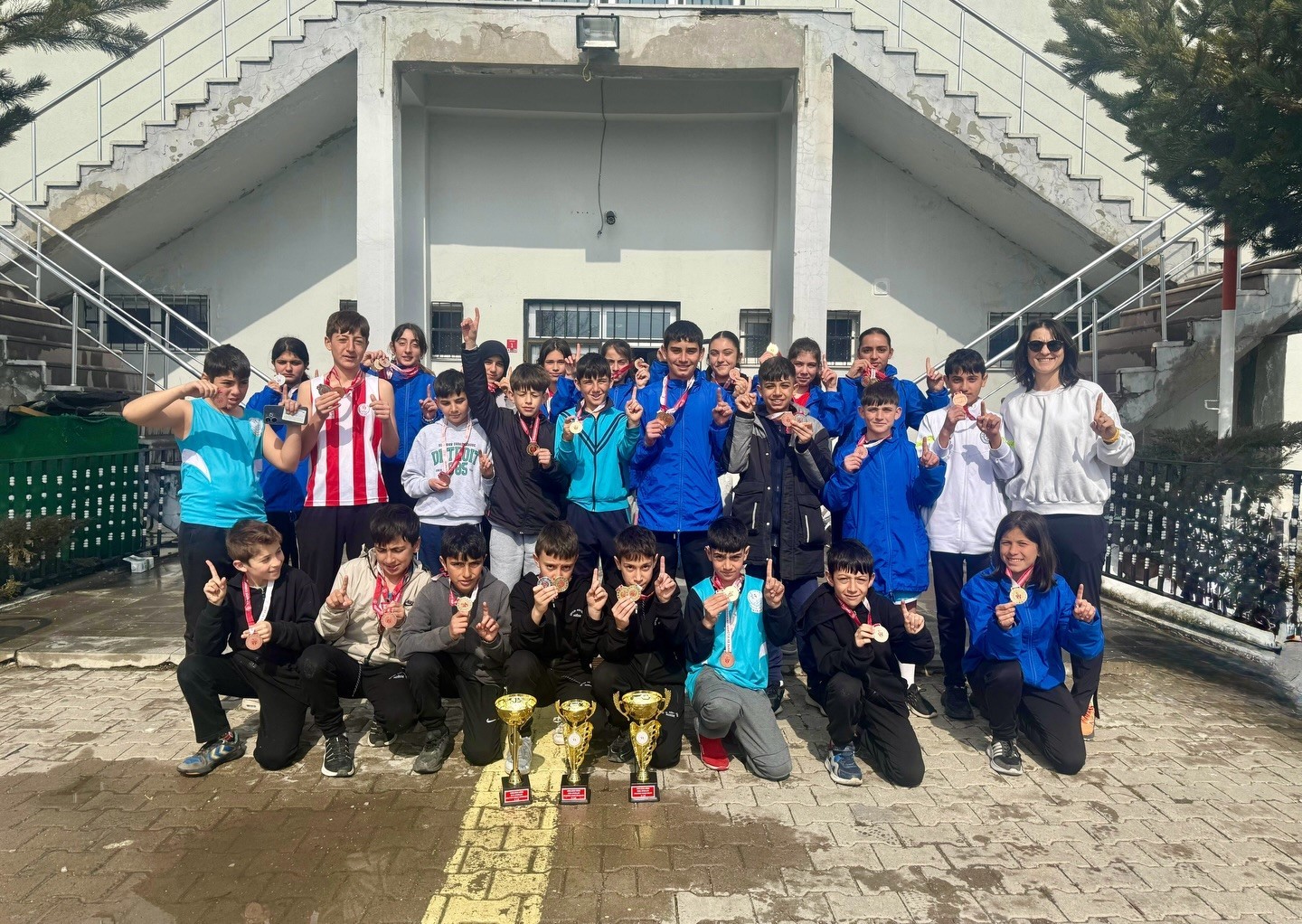 Öğrenciler atletizmde il dereceleri elde etti
