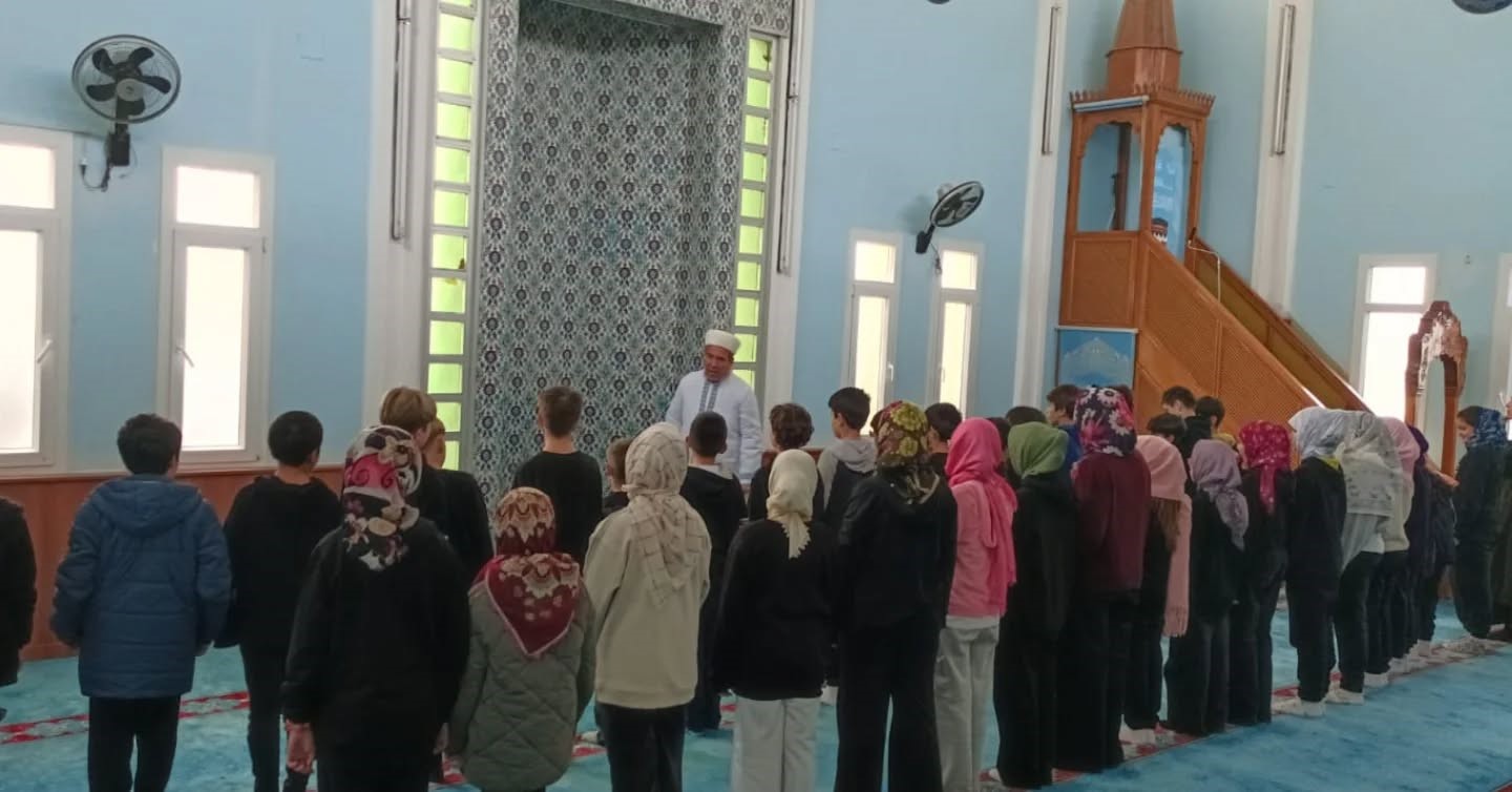 Öğrenciler camilerin tarihini yerinde öğreniyor
Öğrenciler camilerin tarihini yerinde öğreniyor