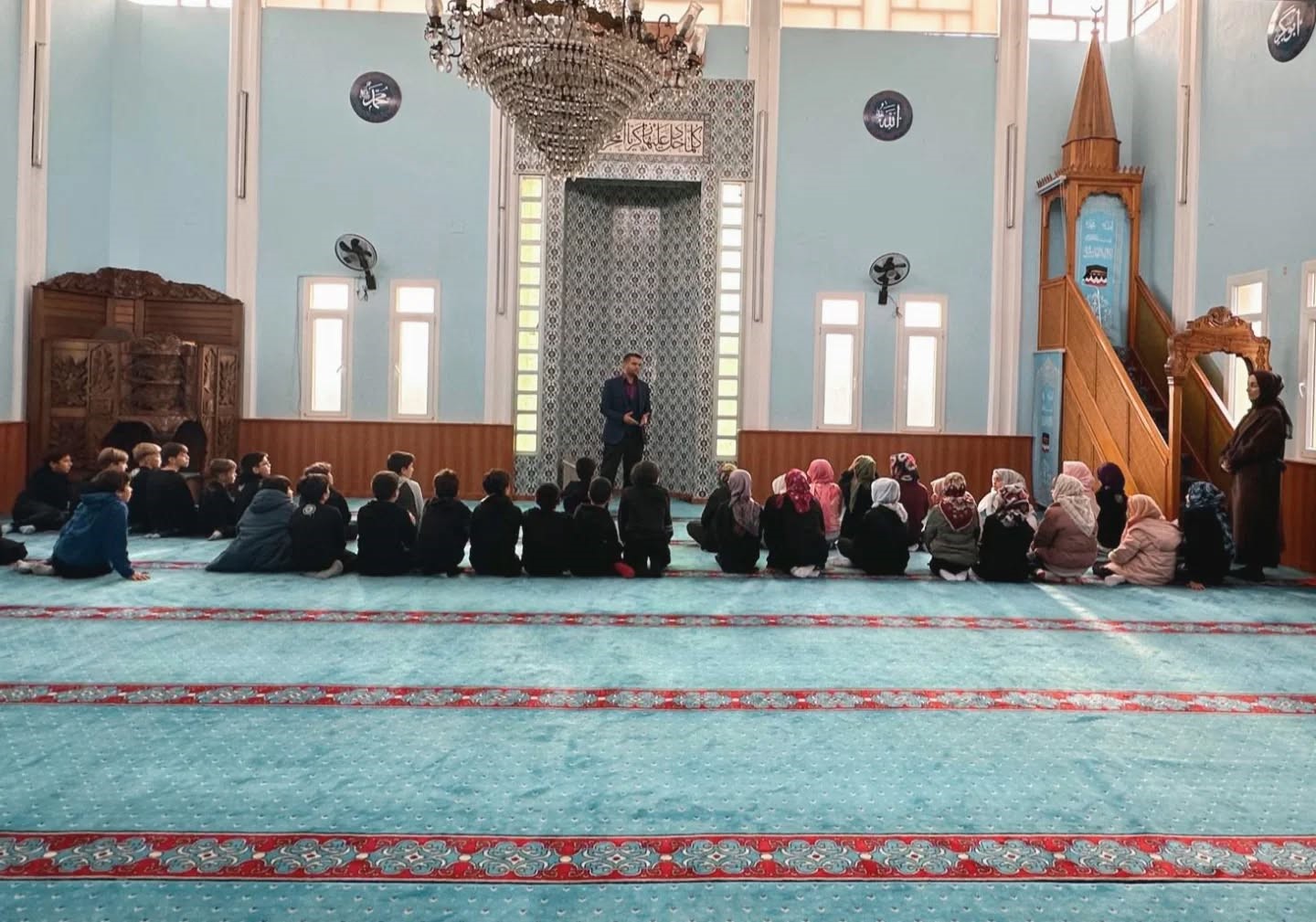 Öğrenciler camilerin tarihini yerinde öğreniyor
Öğrenciler camilerin tarihini yerinde öğreniyor