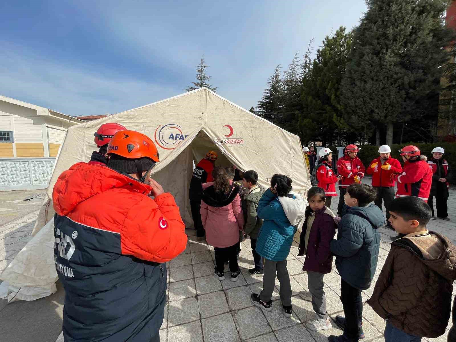 Öğrenciler depremde ne yapmaları gerektiğini tatbikatta öğrendi
