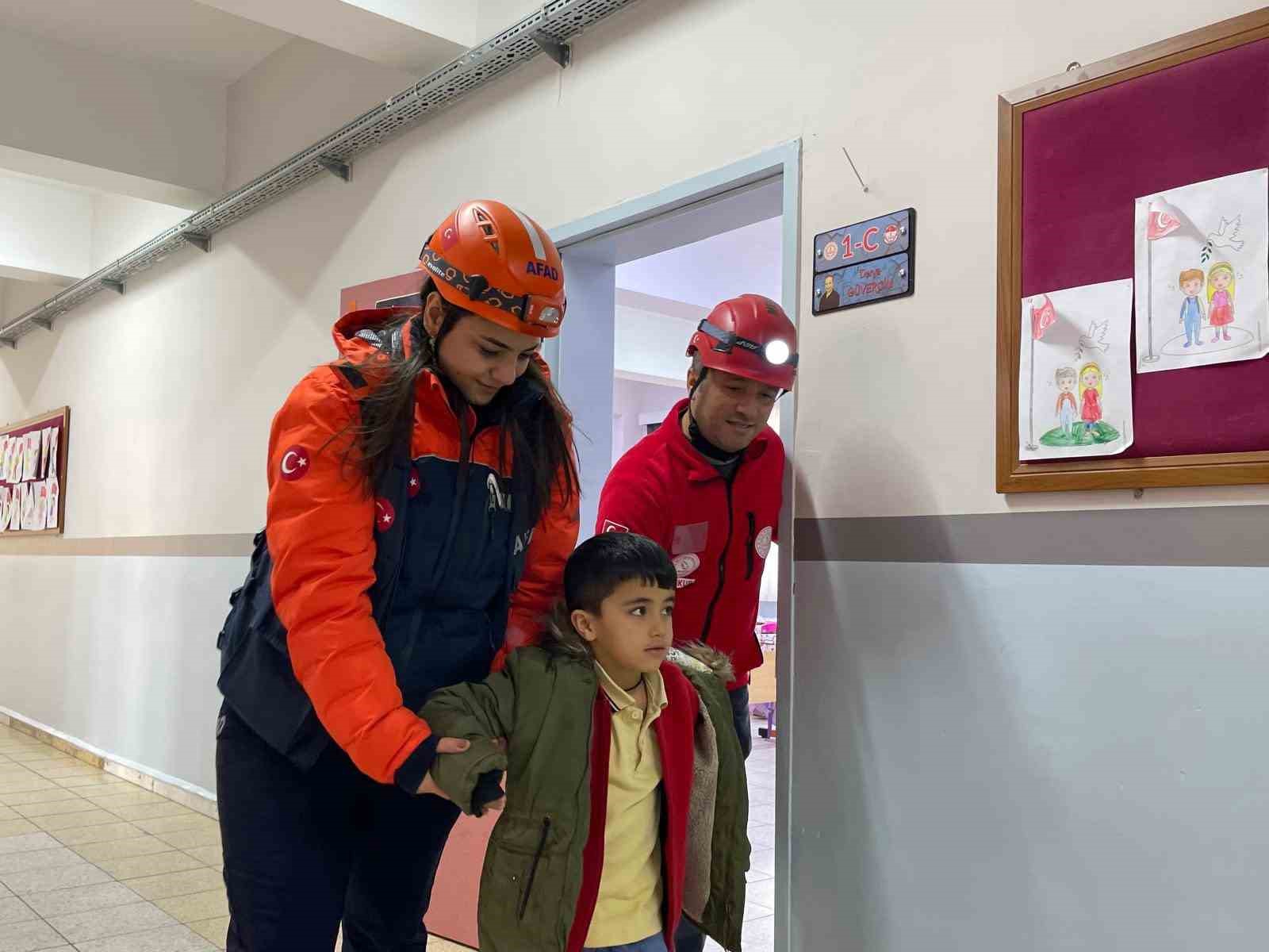 Öğrenciler depremde ne yapmaları gerektiğini tatbikatta öğrendi
