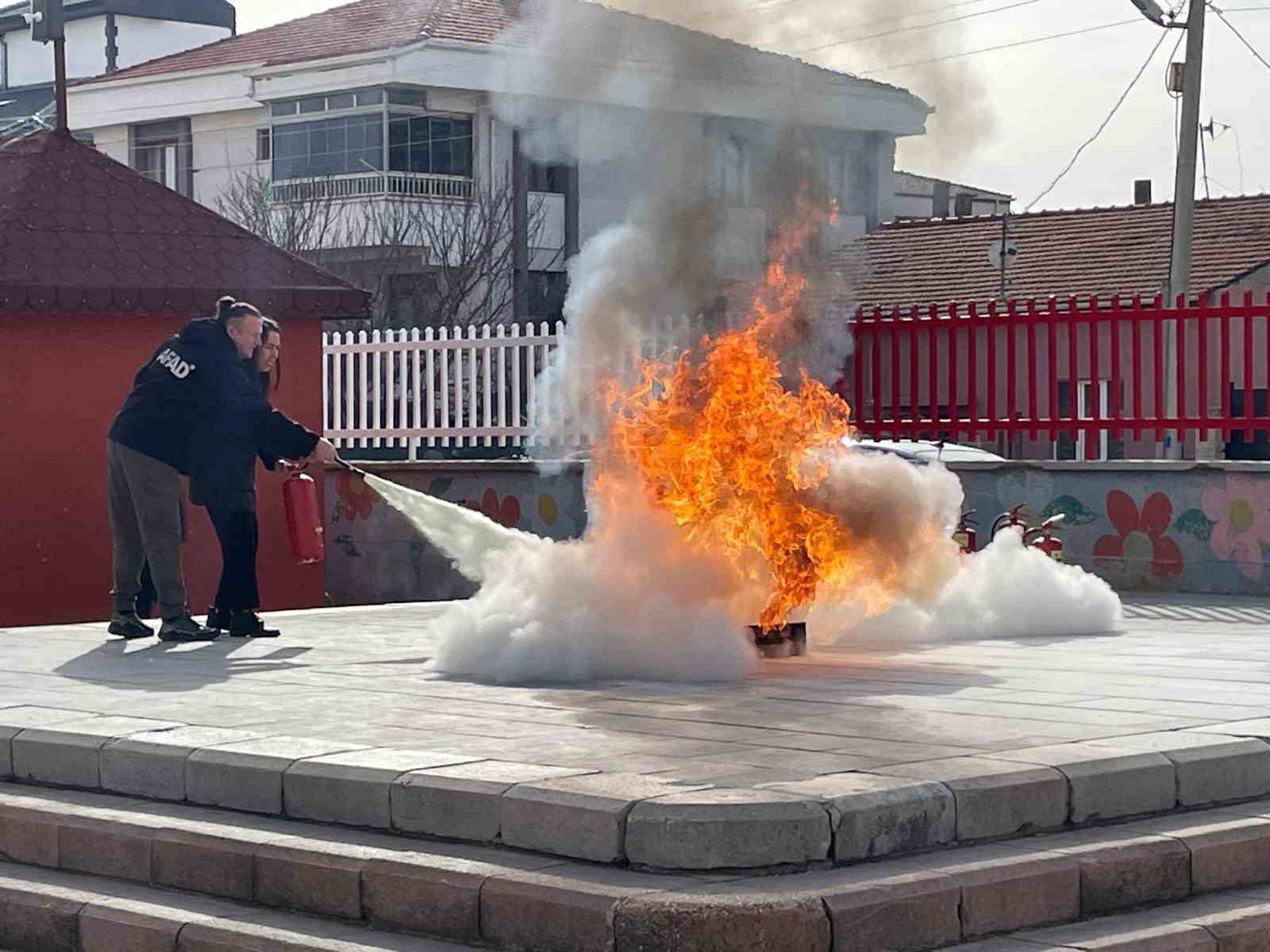 Öğrenciler depremde ne yapmaları gerektiğini tatbikatta öğrendi
