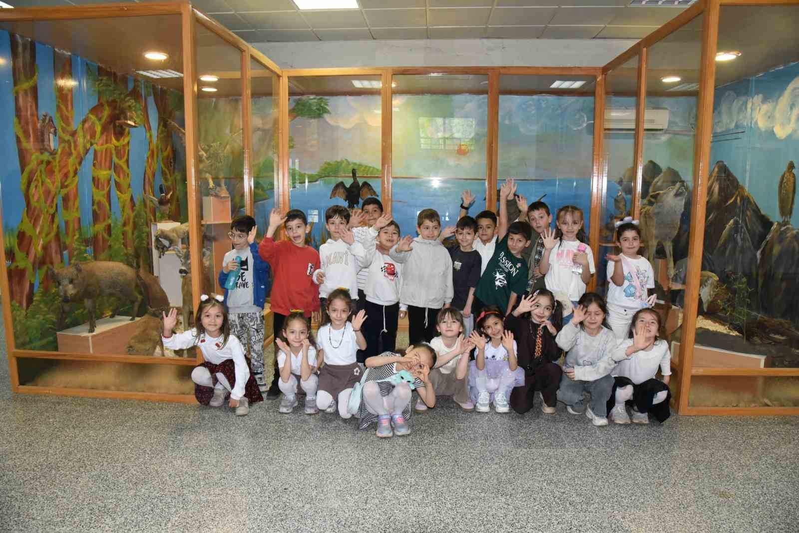 Öğrenciler dondurulmuş hayvan müzesini yakından inceledi
