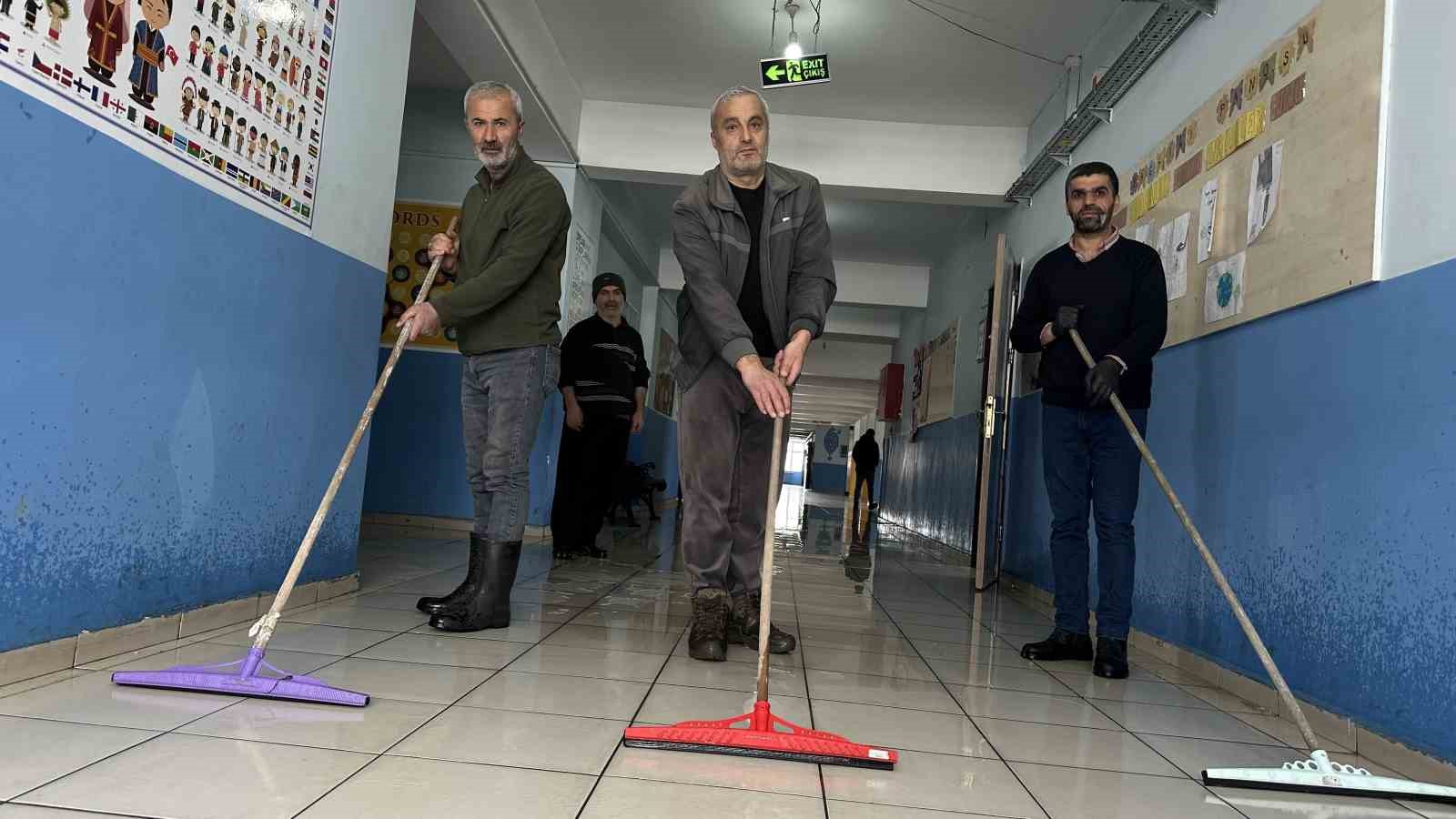 Öğrenciler gelmeden hijyen seferberliği: Yüksekova ikinci döneme hazır
Öğrenciler gelmeden hijyen seferberliği: Yüksekova ikinci döneme hazır