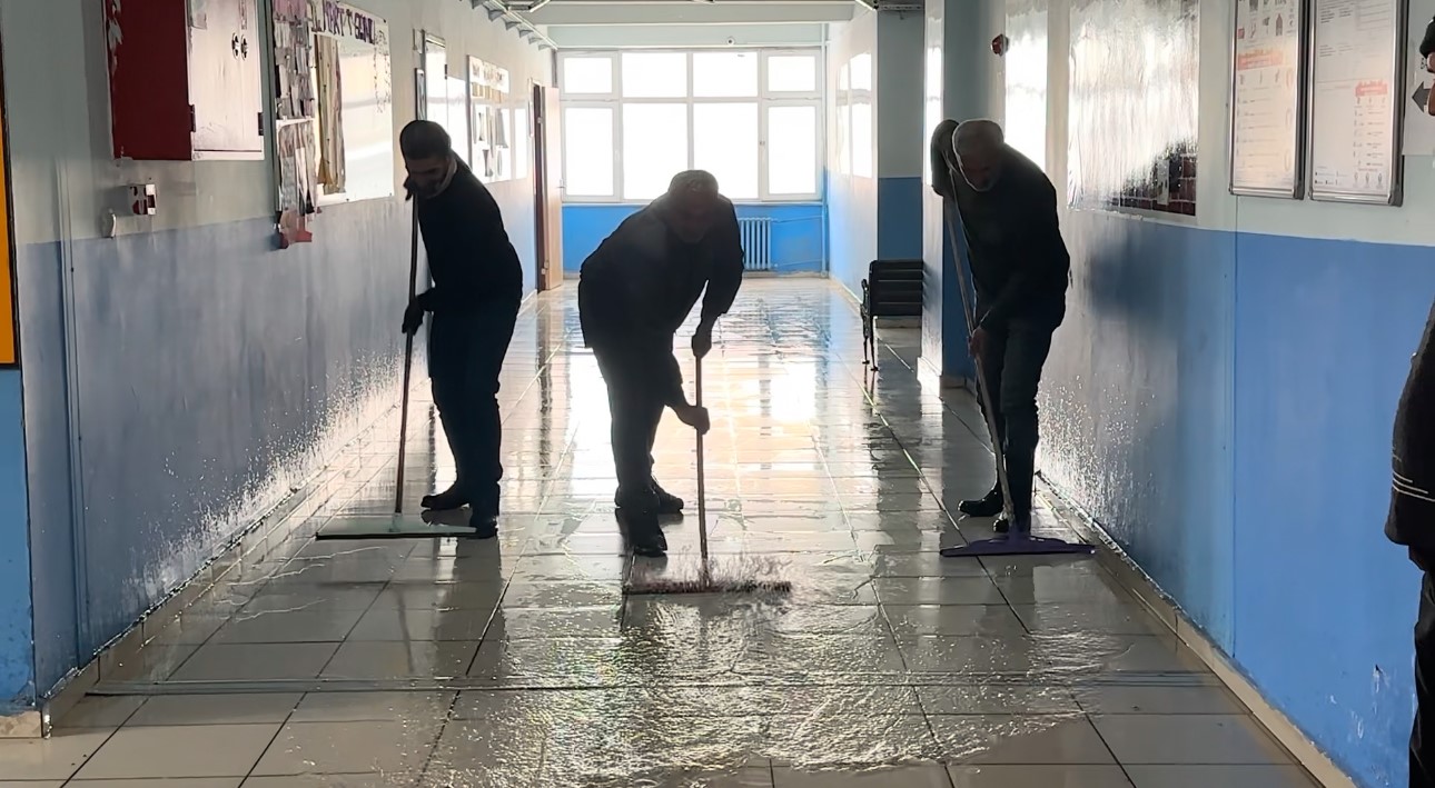 Öğrenciler gelmeden hijyen seferberliği: Yüksekova ikinci döneme hazır
Öğrenciler gelmeden hijyen seferberliği: Yüksekova ikinci döneme hazır