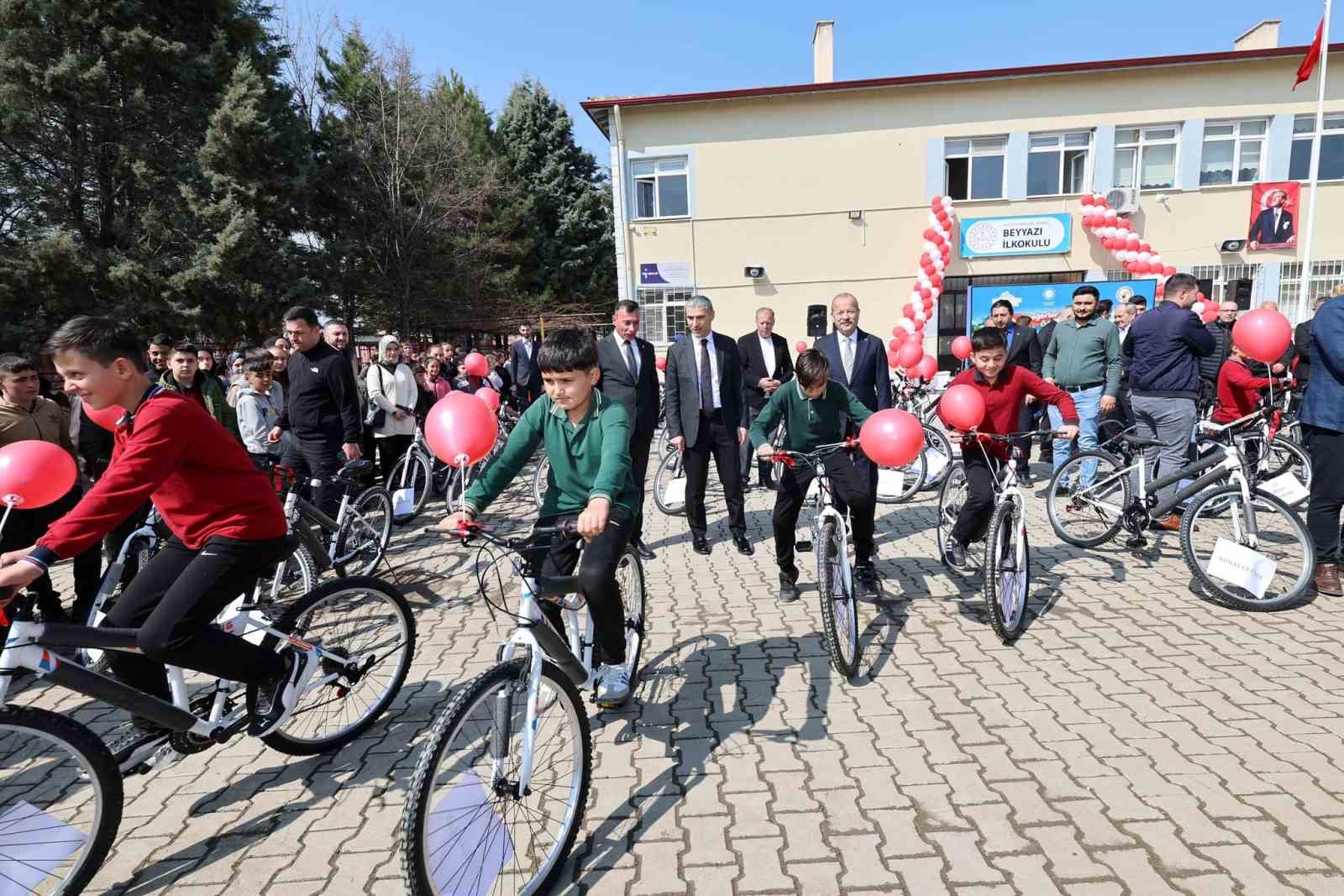 Öğrenciler hediyelerini protokol üyelerinden aldı
