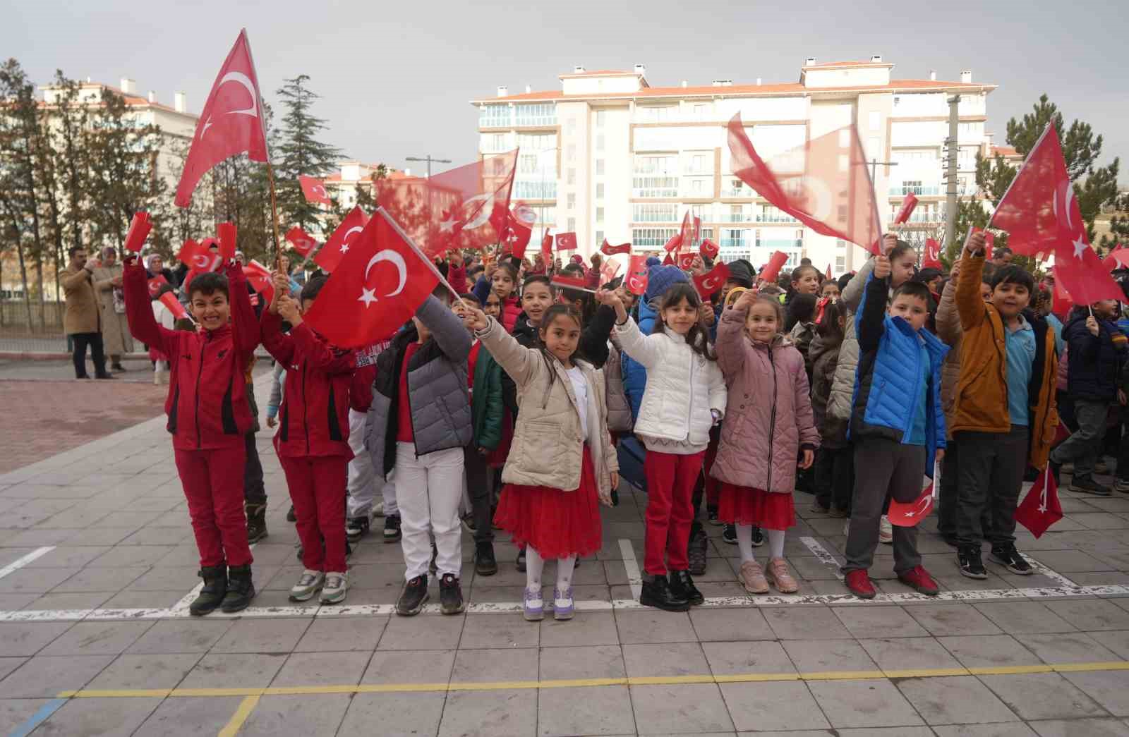 Öğrenciler ikinci döneme ’Bayrak Sevgisi’ temasıyla başladı
Öğrenciler ikinci döneme ’Bayrak Sevgisi’ temasıyla başladı