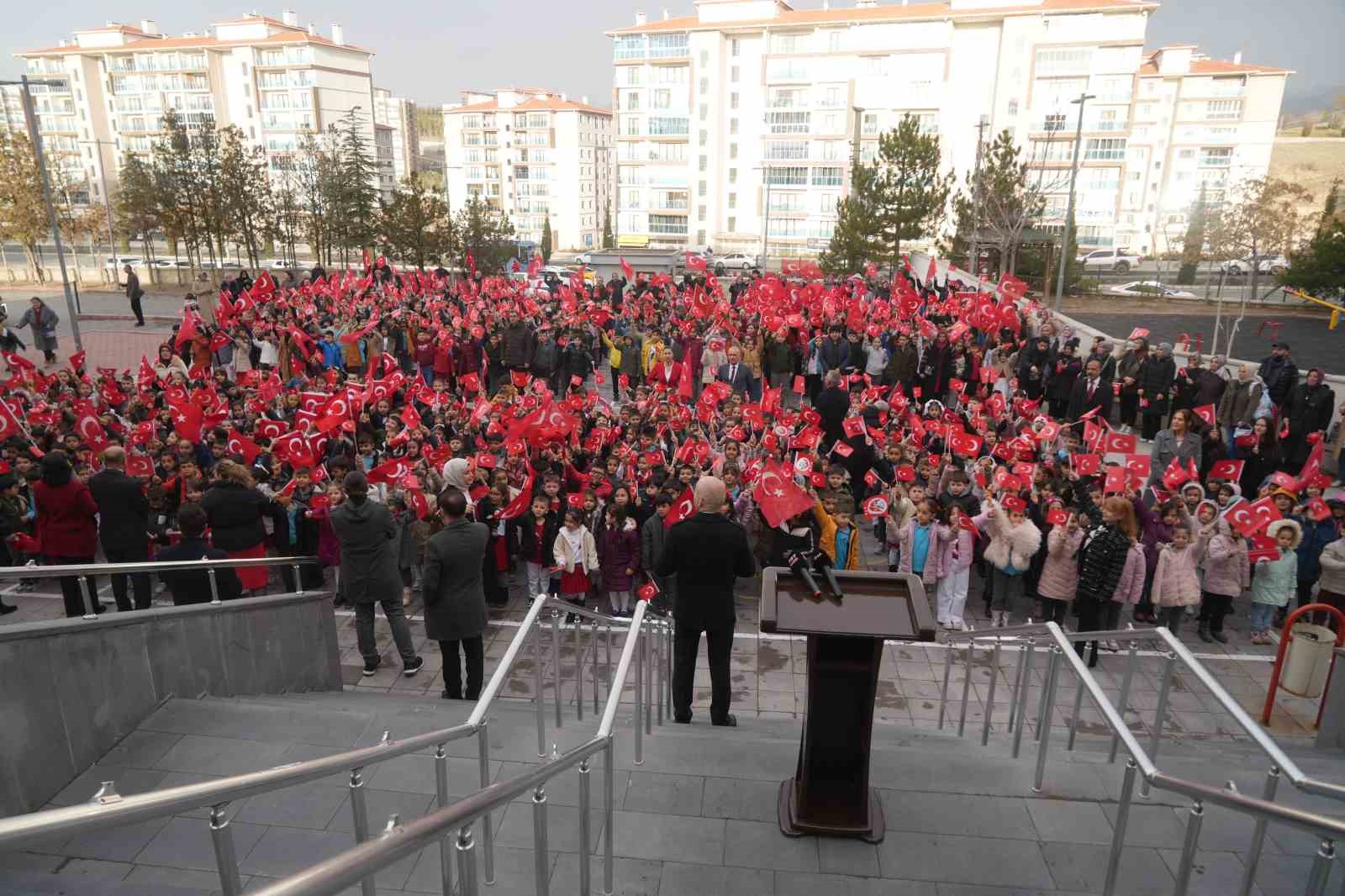 Öğrenciler ikinci döneme ’Bayrak Sevgisi’ temasıyla başladı
Öğrenciler ikinci döneme ’Bayrak Sevgisi’ temasıyla başladı