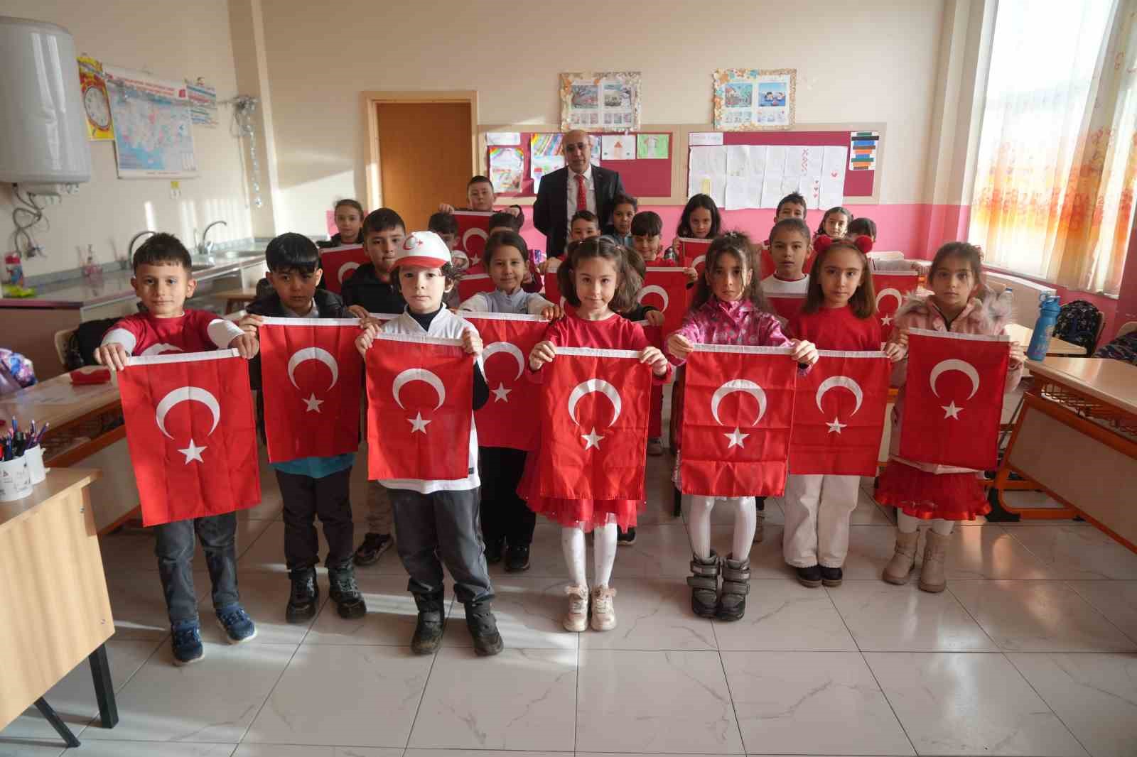 Öğrenciler ikinci döneme ’Bayrak Sevgisi’ temasıyla başladı
Öğrenciler ikinci döneme ’Bayrak Sevgisi’ temasıyla başladı