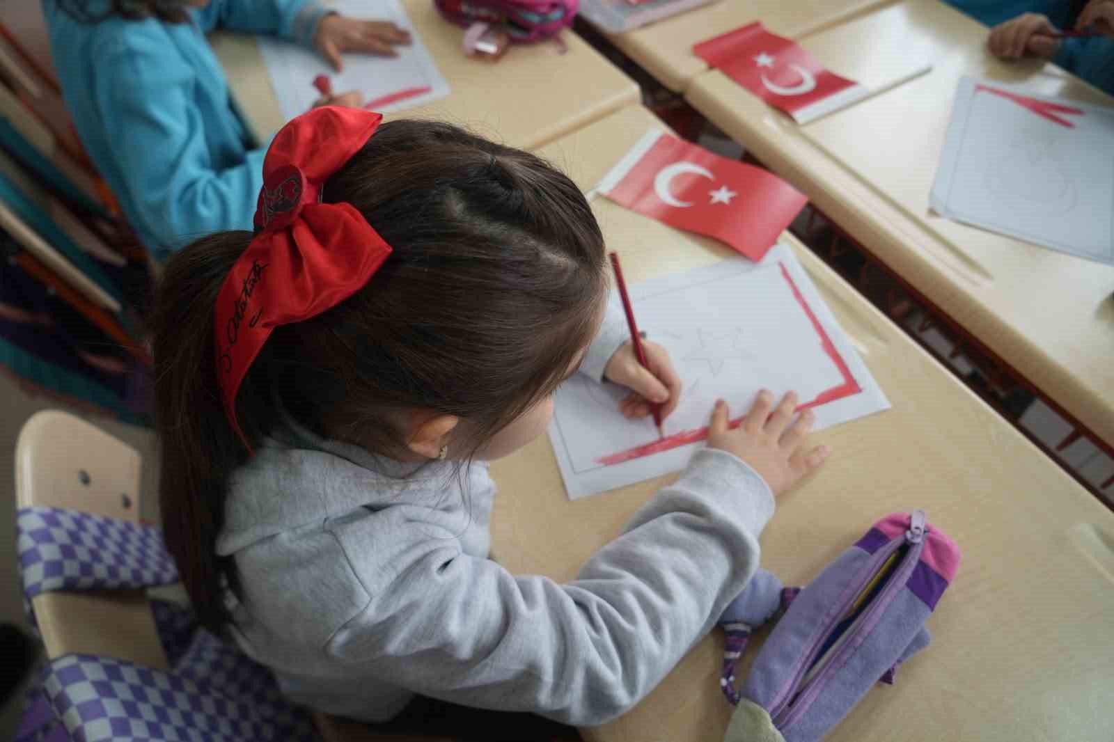 Öğrenciler ikinci döneme ’Bayrak Sevgisi’ temasıyla başladı
Öğrenciler ikinci döneme ’Bayrak Sevgisi’ temasıyla başladı