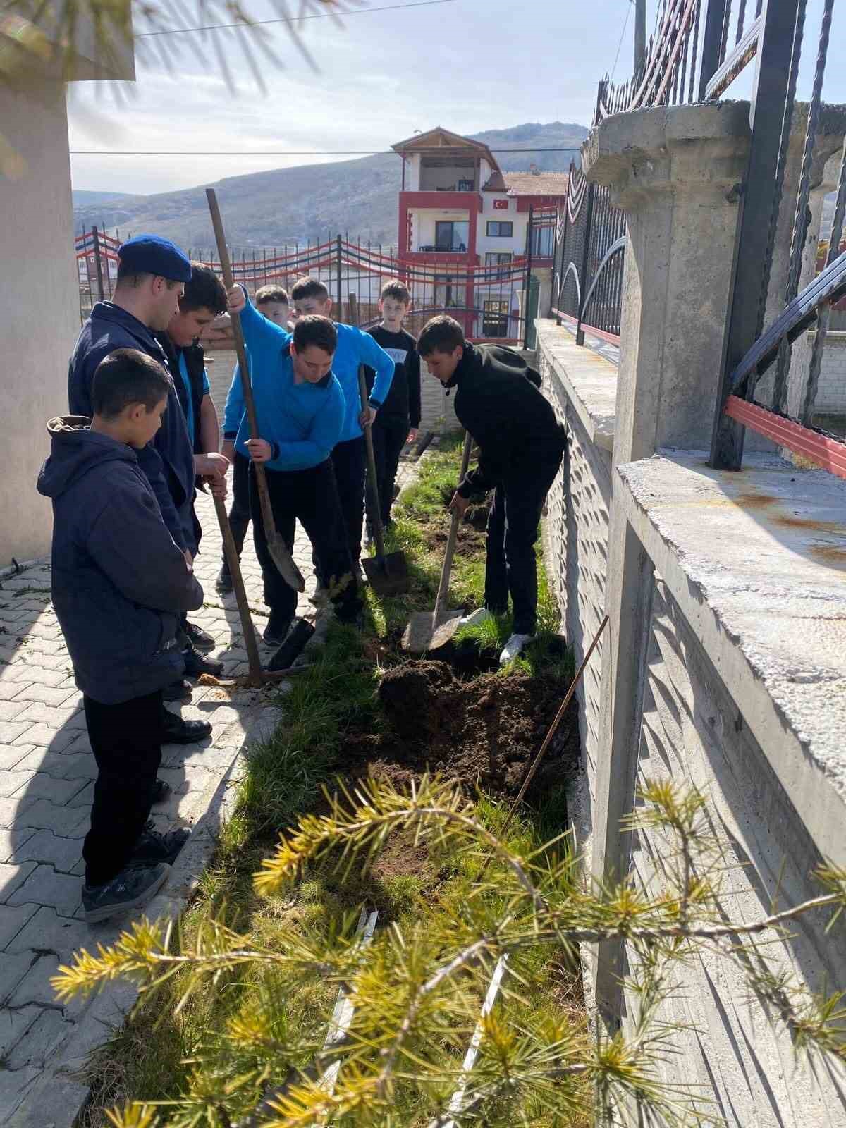 Öğrenciler jandarma karakolunu ziyaret ederek fidan dikti
