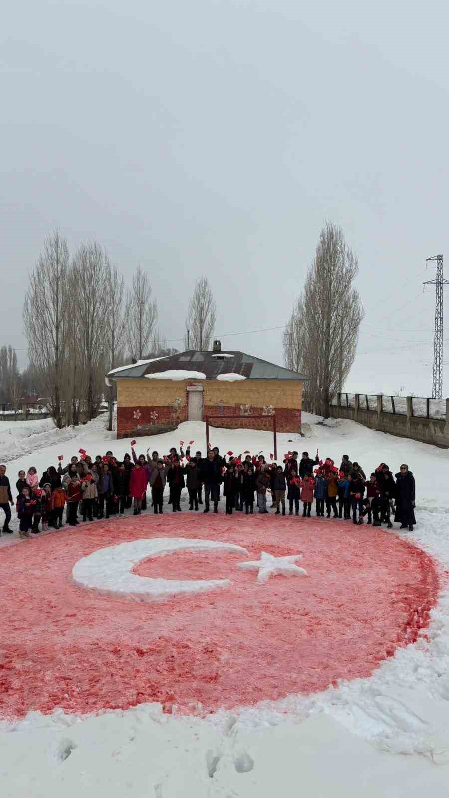Öğrenciler kardan Türk bayrağı yaptı

