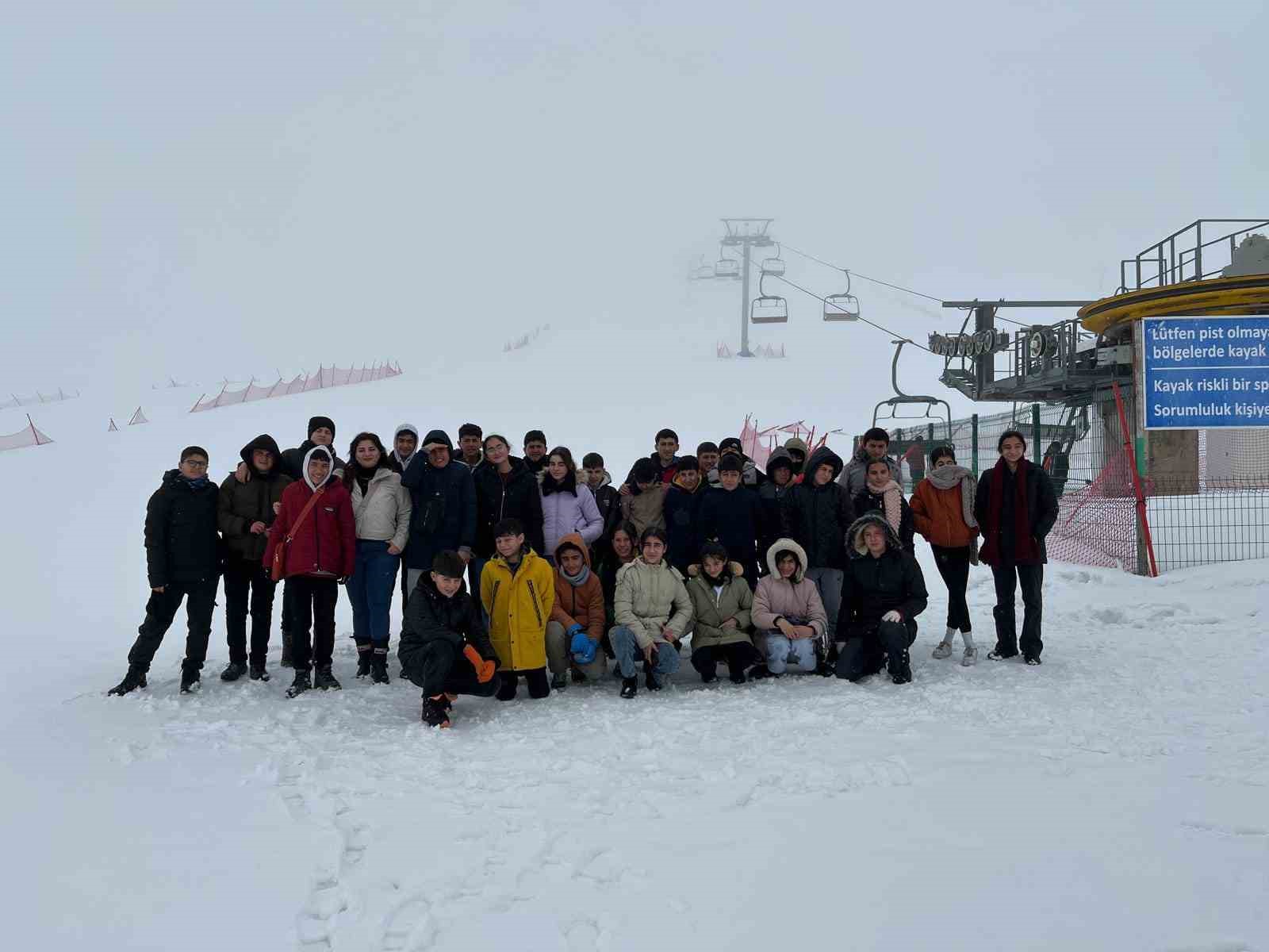 Öğrenciler kayak merkezinde doyasıya eğlendi

