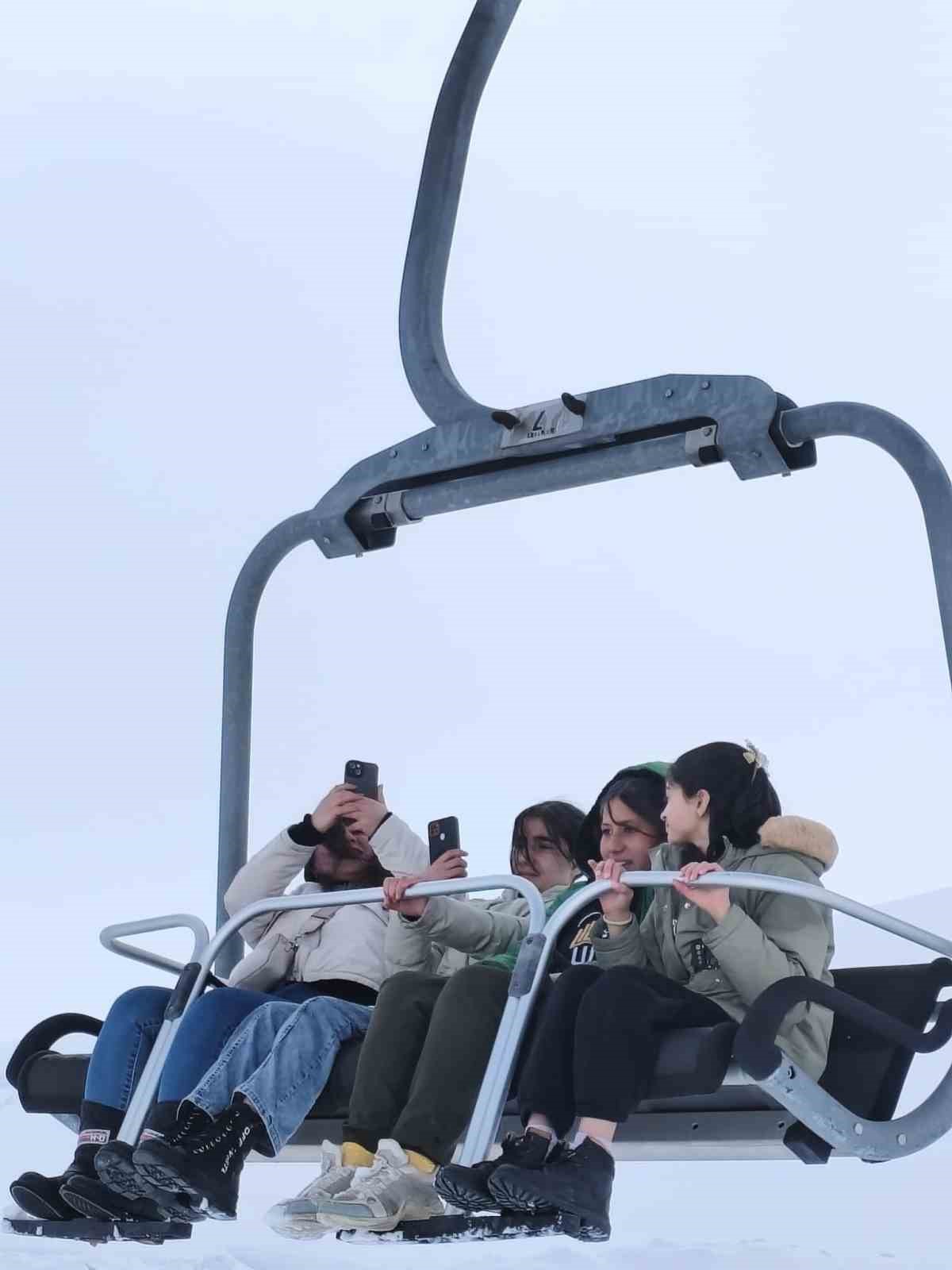 Öğrenciler kayak merkezinde doyasıya eğlendi
