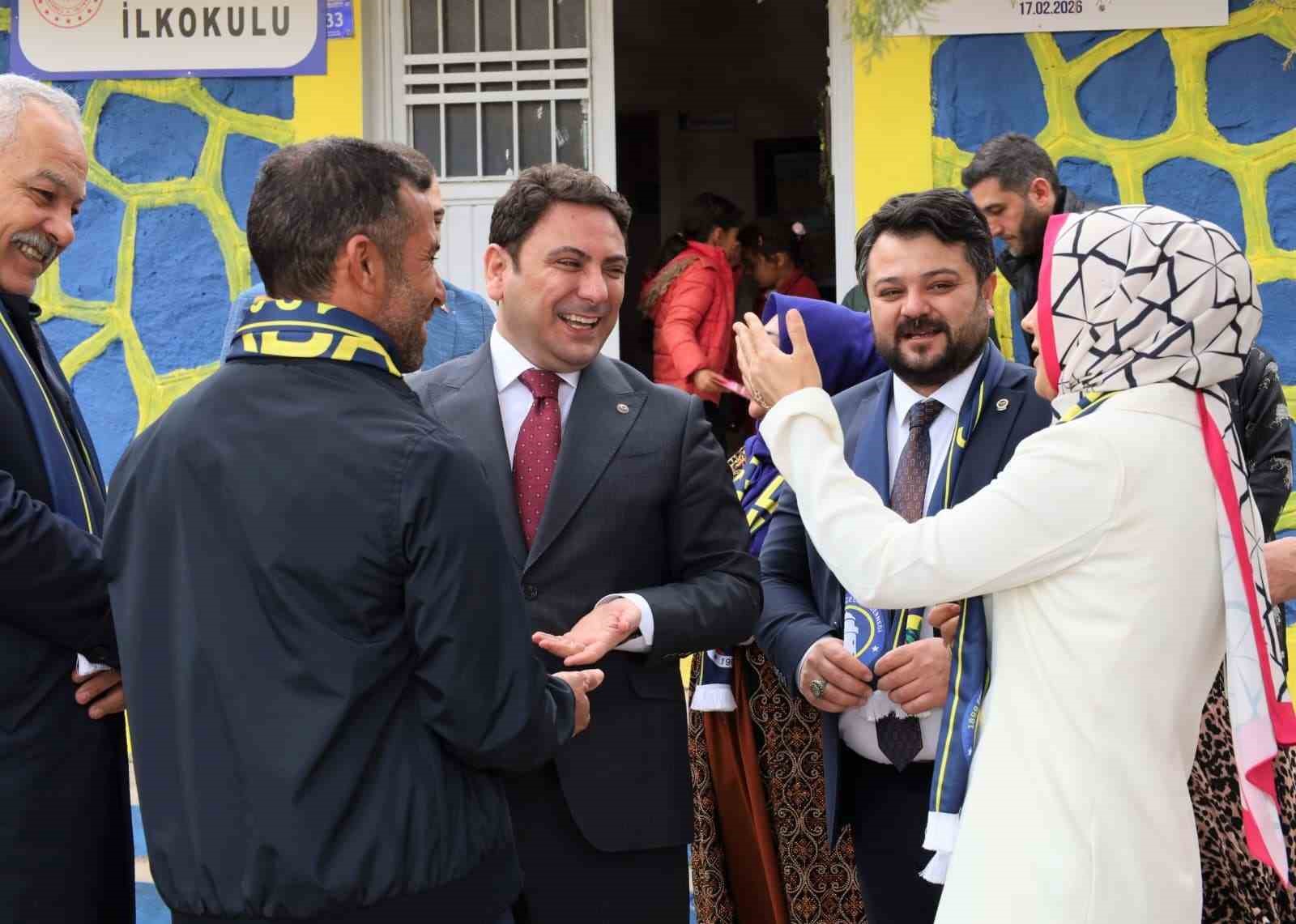 Öğrenciler kaymakamı Fenerbahçe bayraklarıyla karşıladı
