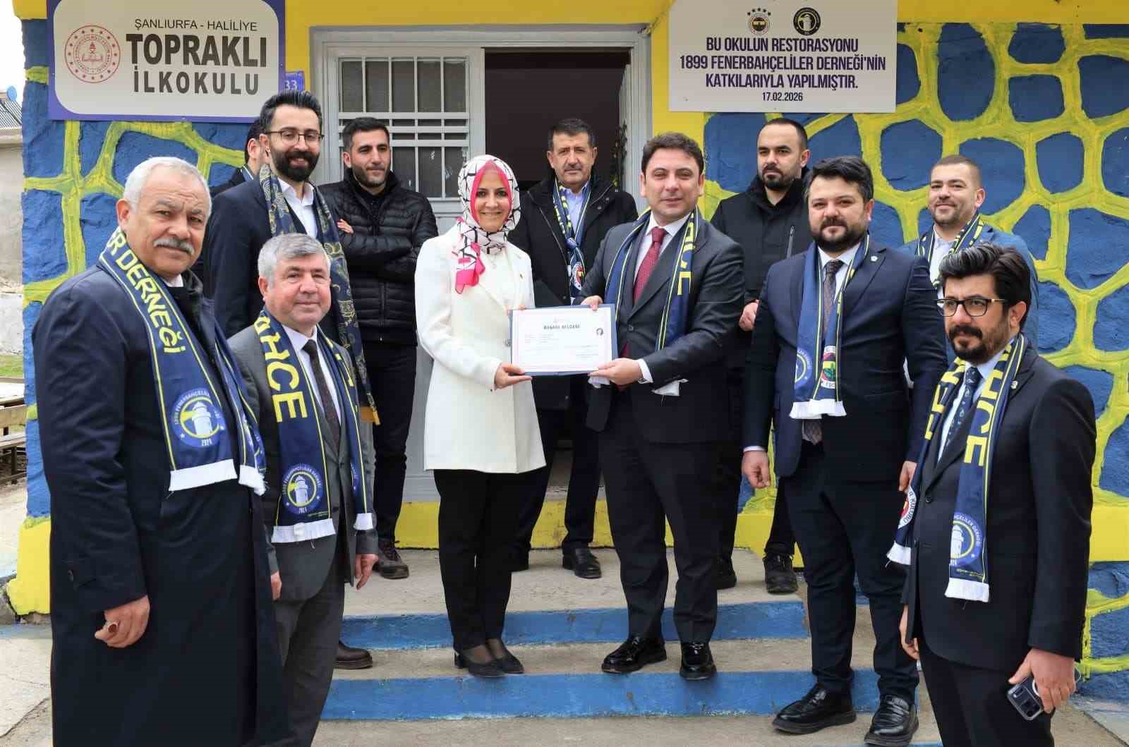 Öğrenciler kaymakamı Fenerbahçe bayraklarıyla karşıladı
