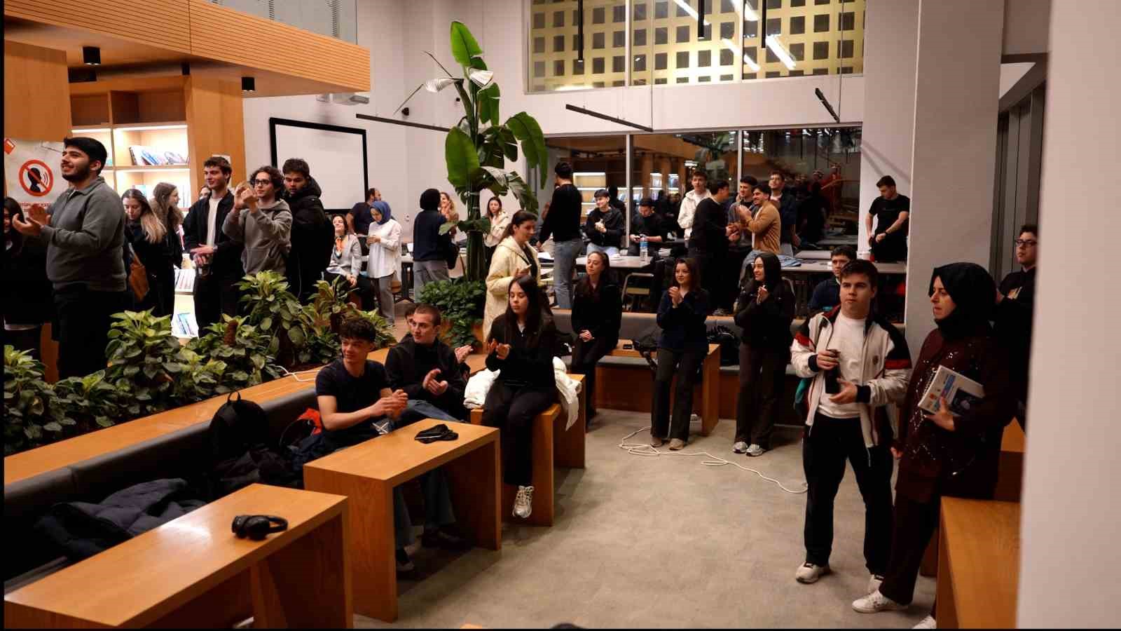 Öğrenciler marşla girdi, mehterle karşılandı
