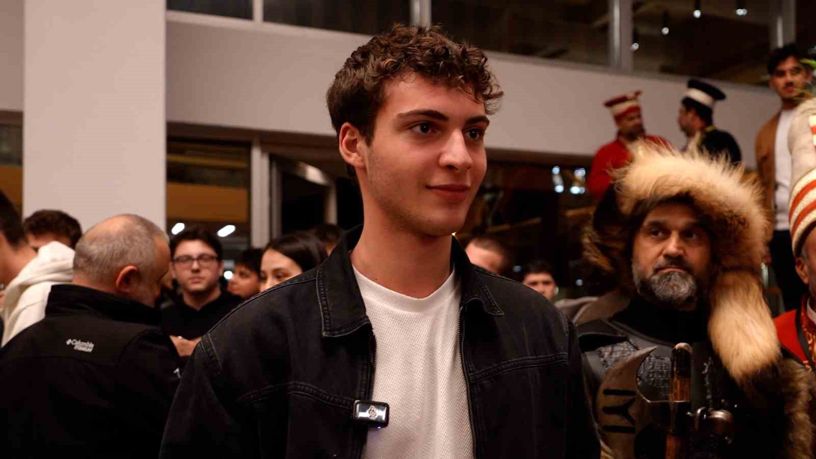 Öğrenciler marşla girdi, mehterle karşılandı
