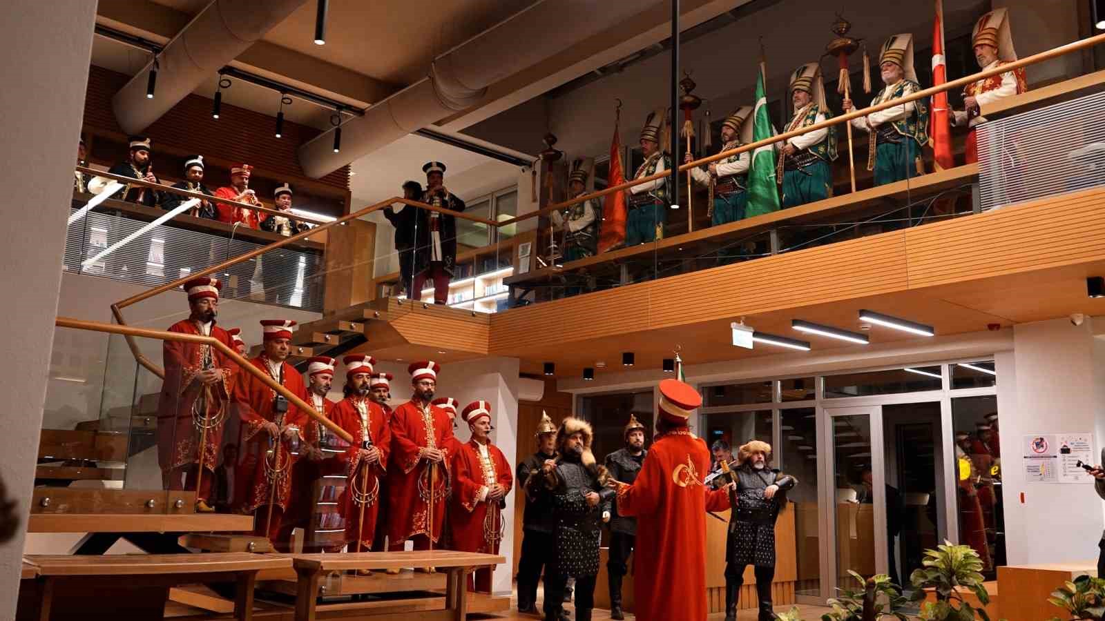 Öğrenciler marşla girdi, mehterle karşılandı
