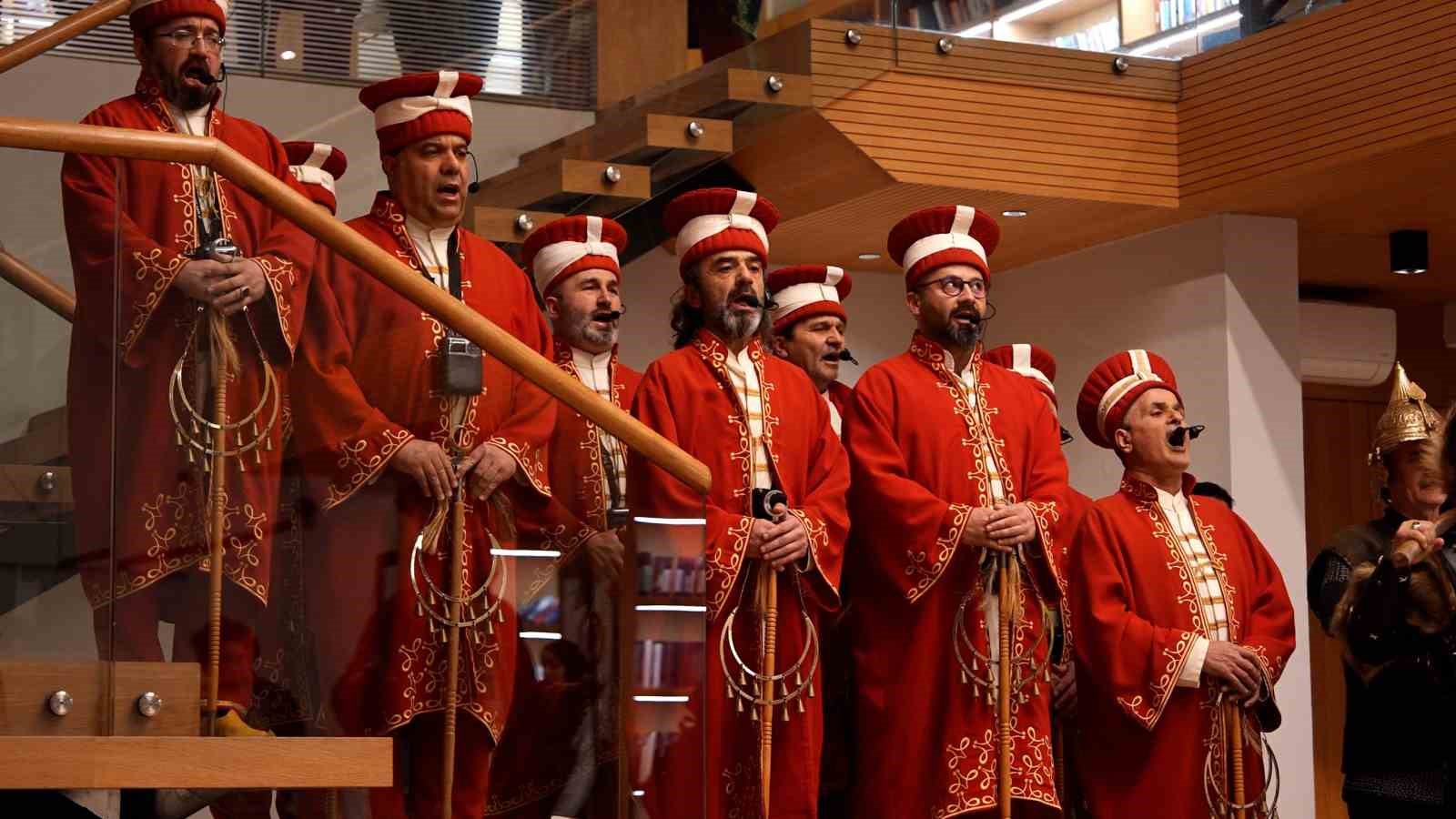 Öğrenciler marşla girdi, mehterle karşılandı
