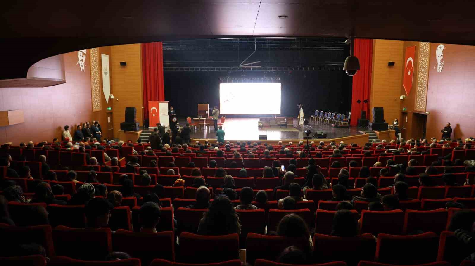 Öğrenciler, Mehmet Akif Ersoy’u  tiyatro ve resim sergisiyle anlattı
