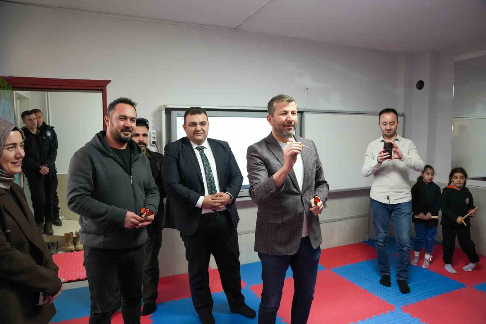 Öğrenciler modern mini spor salonuna kavuştu
