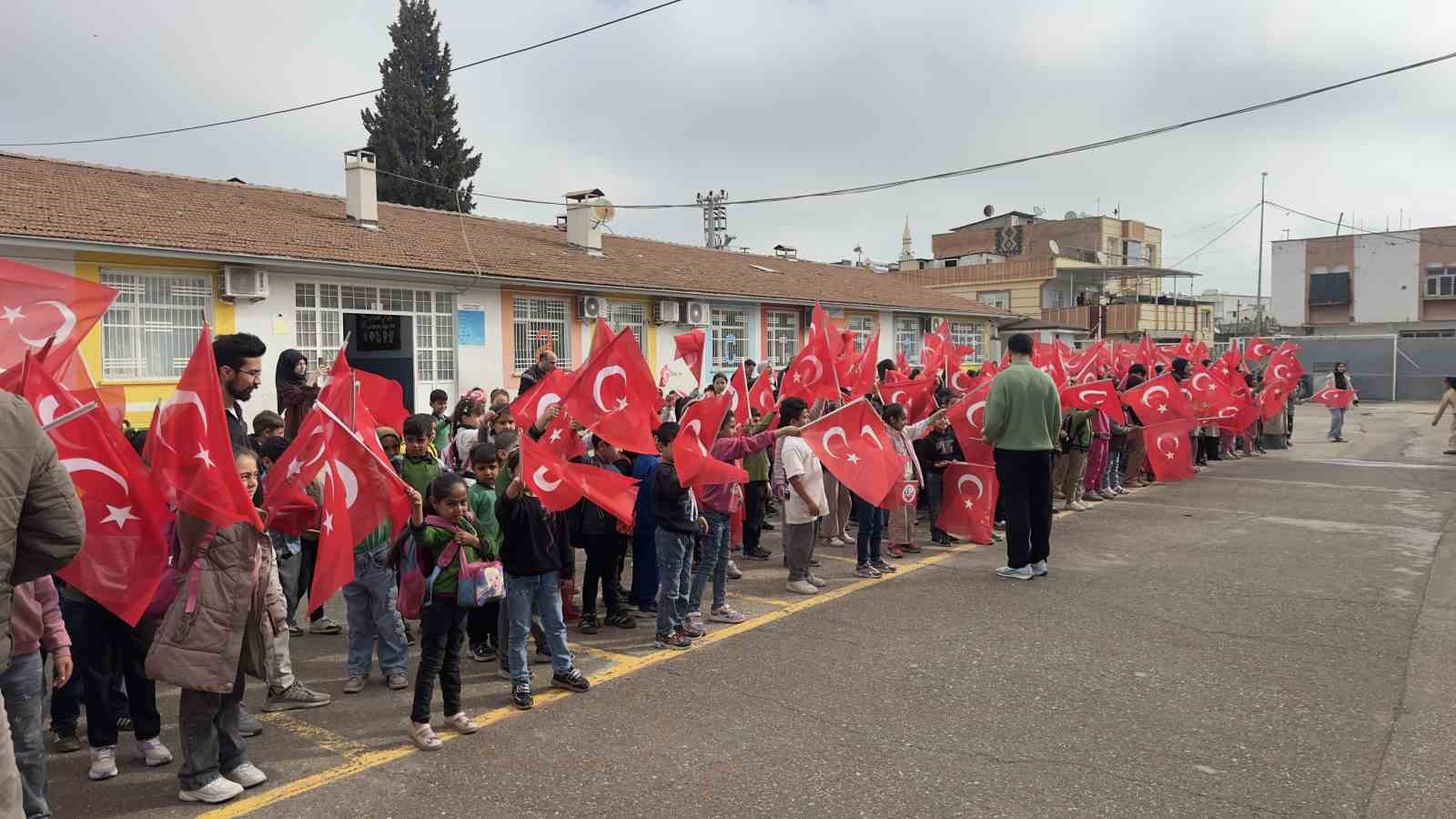 Öğrenciler okula bayrak ve çiçeklerle gitti
