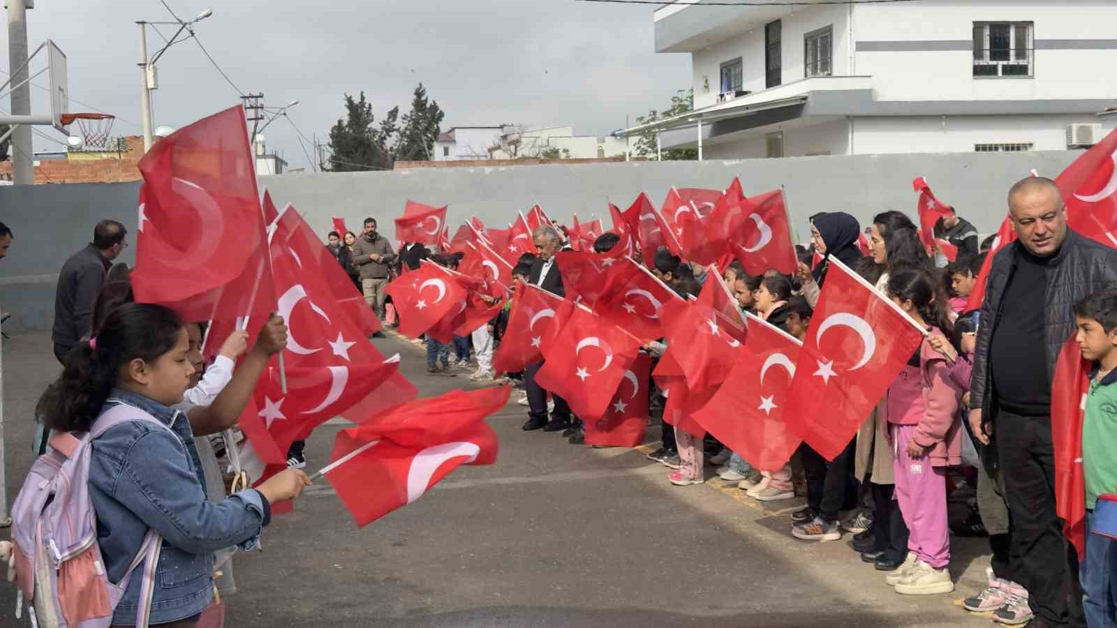 Öğrenciler okula bayrak ve çiçeklerle gitti
