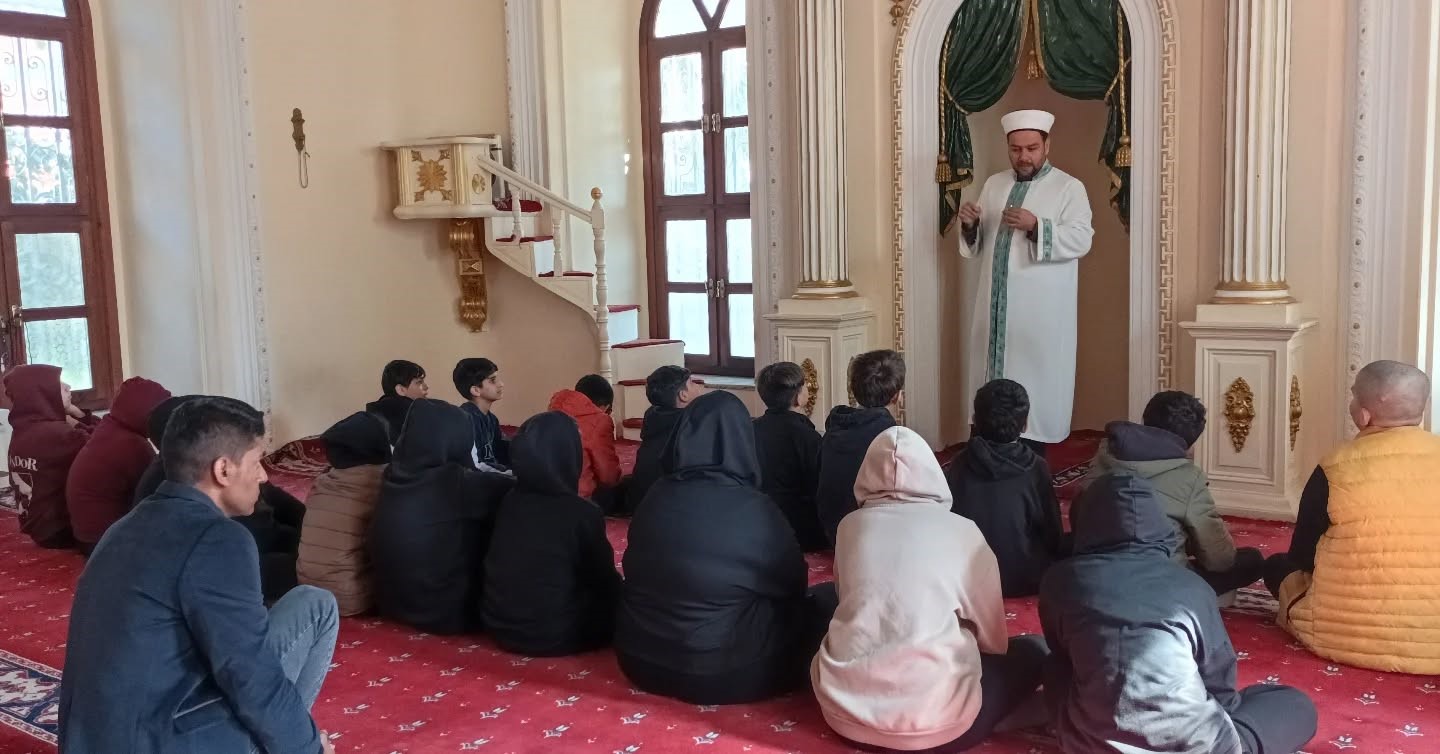 Öğrenciler tarihi camilerde buluşmaya devam ediyor
