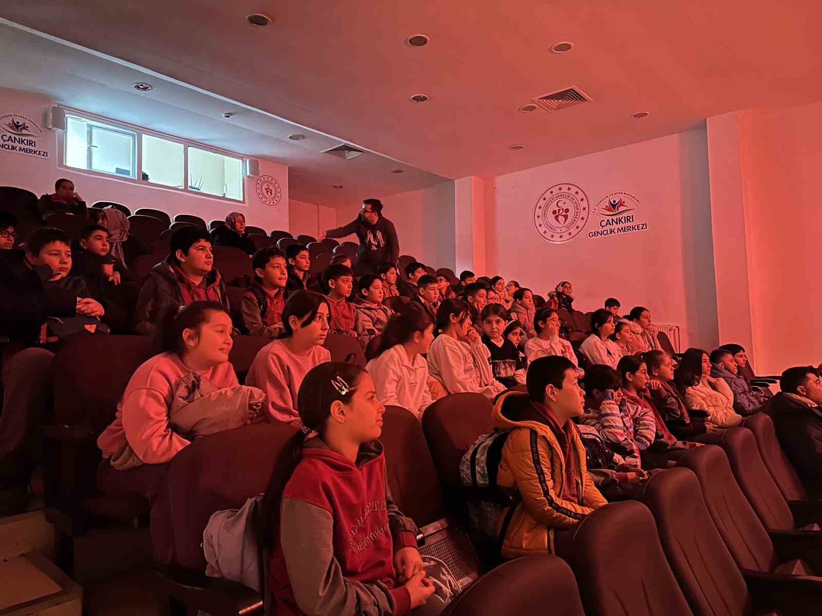 Öğrenciler tiyatro ile polislik mesleğini canlandırdı
