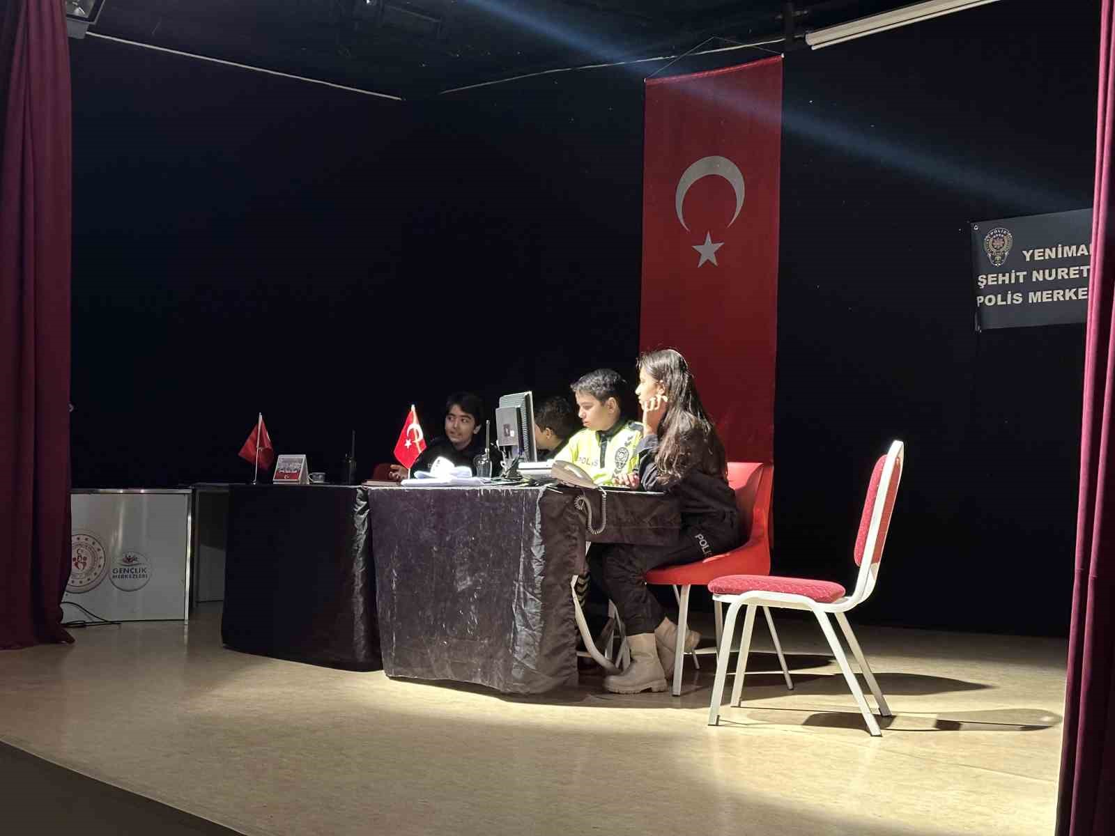 Öğrenciler tiyatro ile polislik mesleğini canlandırdı

