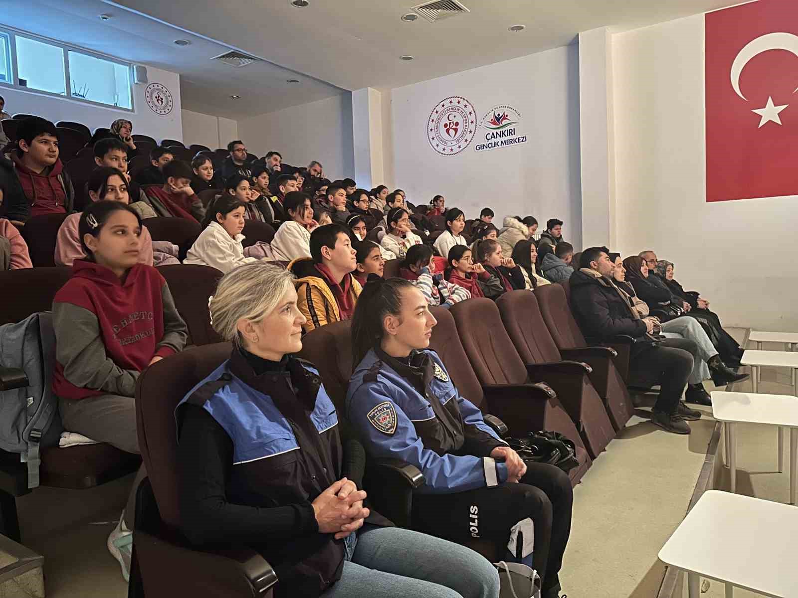 Öğrenciler tiyatro ile polislik mesleğini canlandırdı
