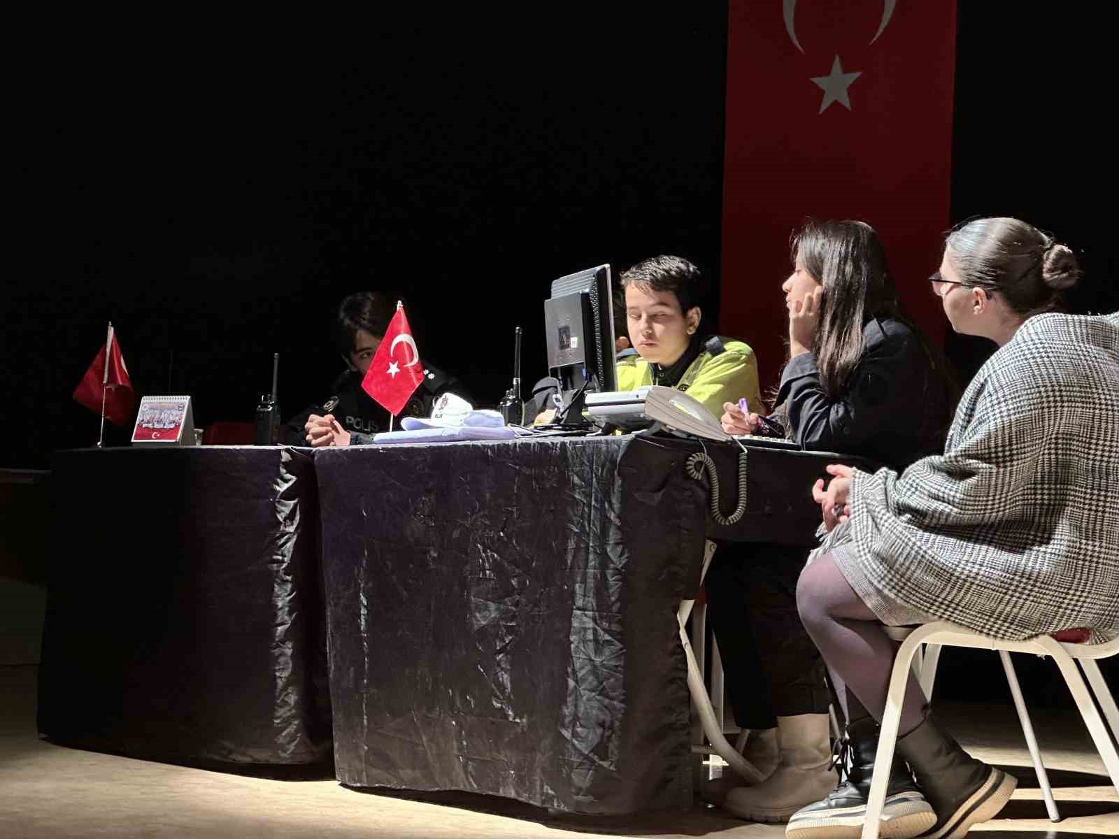 Öğrenciler tiyatro ile polislik mesleğini canlandırdı
