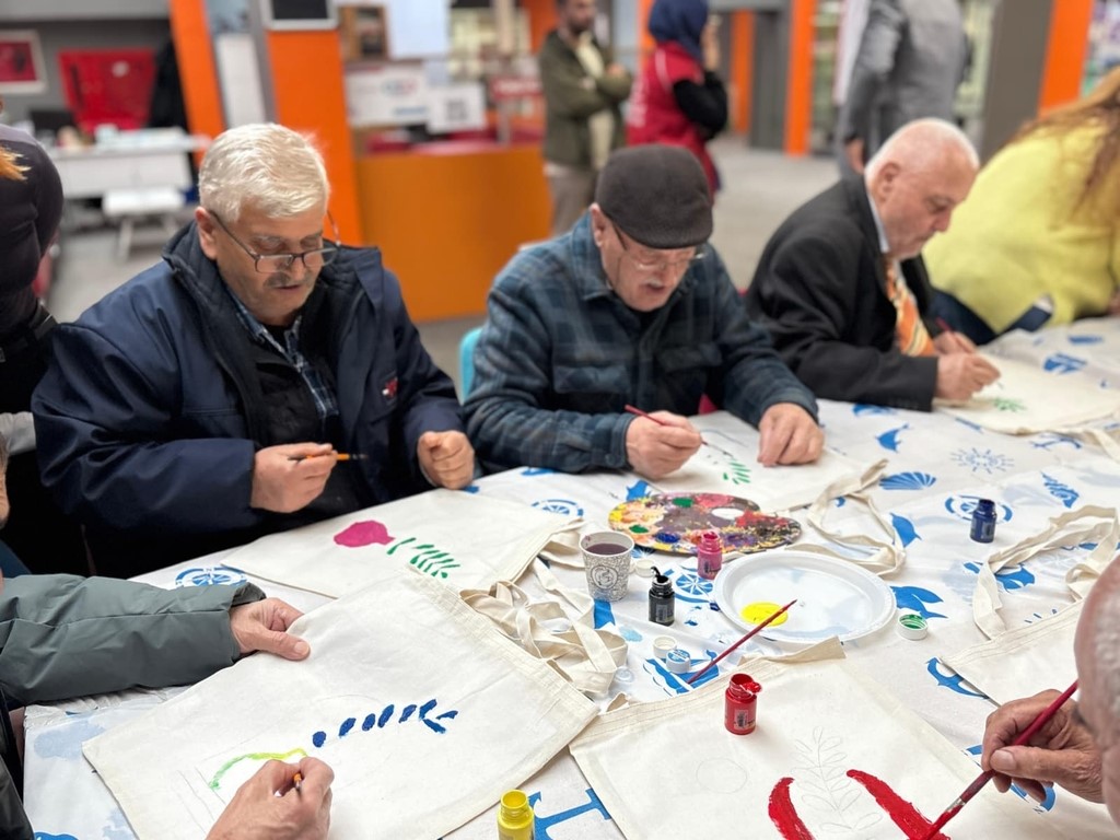 Öğrenciler ve huzurevi sakinleri kuşaklar arası etkileşime dikkat çekti
