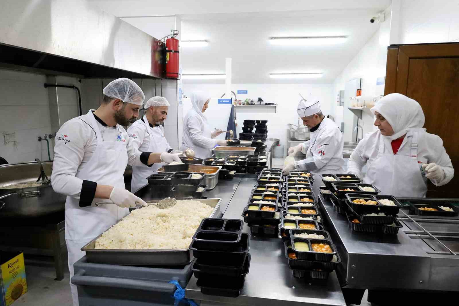 Öğrenciler ve ihtiyaç sahipleri için dev kazanlar kaynıyor
