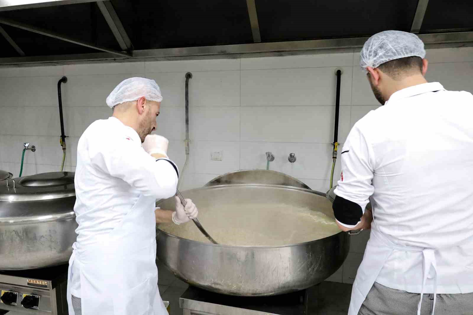 Öğrenciler ve ihtiyaç sahipleri için dev kazanlar kaynıyor
