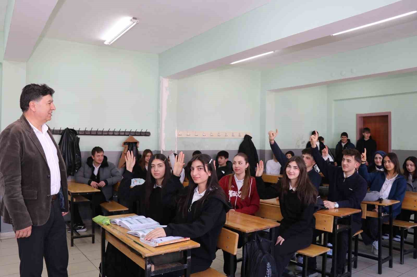 Öğrenciler, ’zimem defteri’ geleneğiyle borçları ödedi
Öğrenciler, ’zimem defteri’ geleneğiyle borçları ödedi