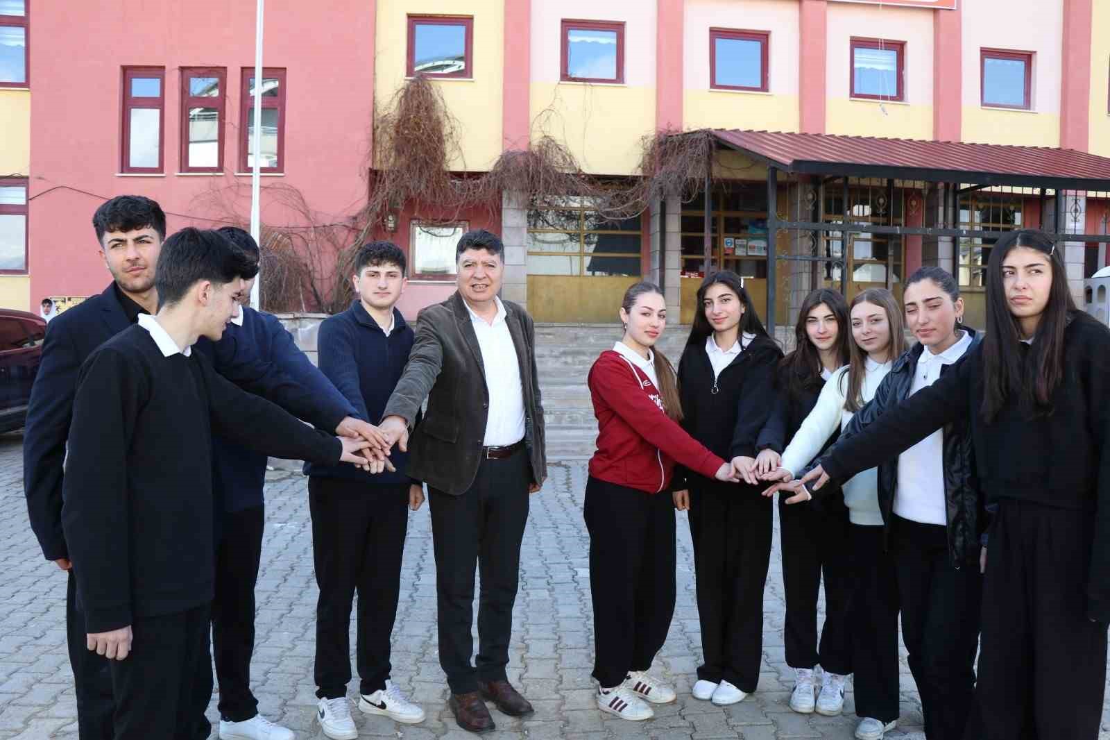 Öğrenciler, ’zimem defteri’ geleneğiyle borçları ödedi
Öğrenciler, ’zimem defteri’ geleneğiyle borçları ödedi