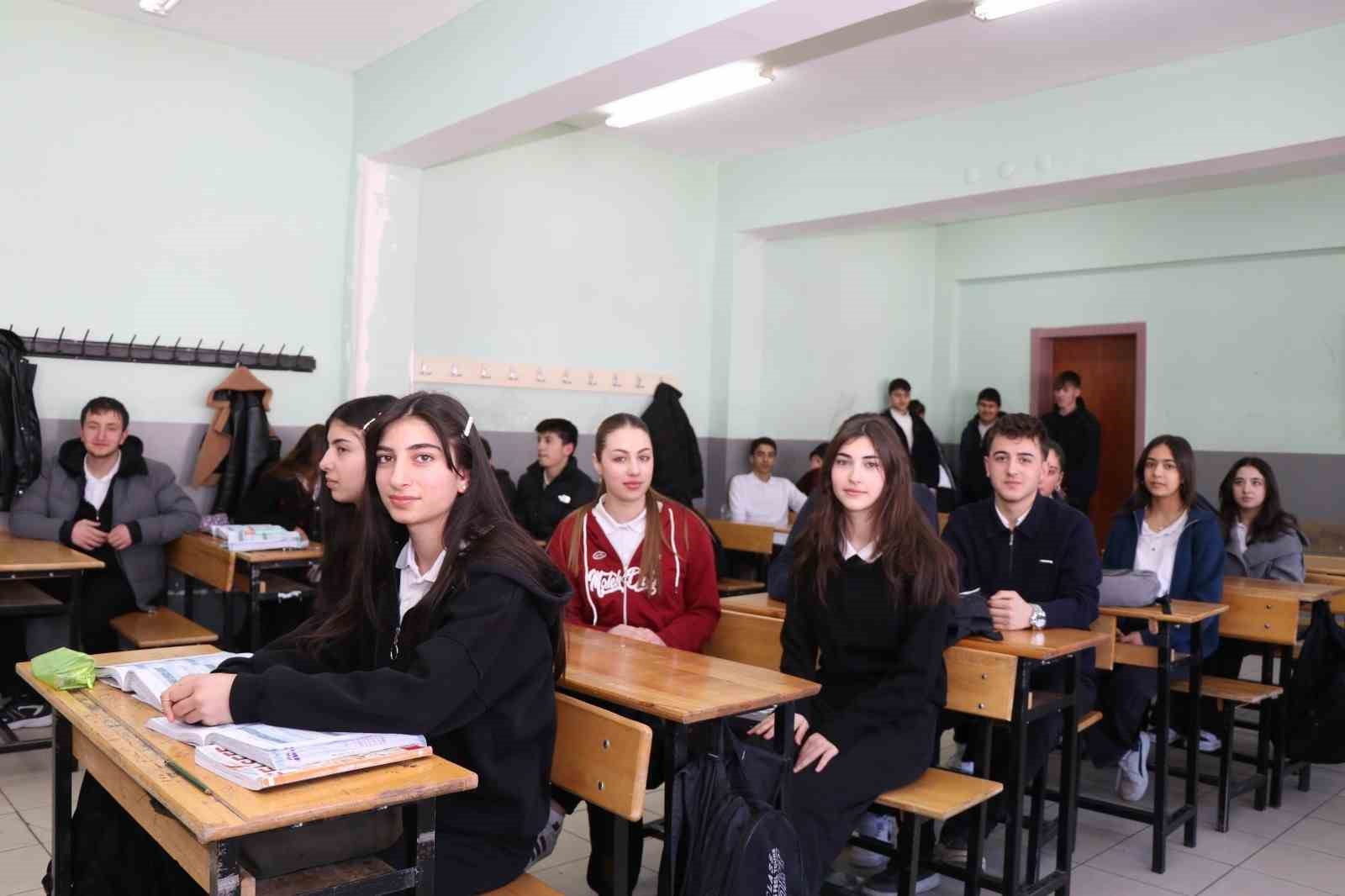 Öğrenciler, ’zimem defteri’ geleneğiyle borçları ödedi
Öğrenciler, ’zimem defteri’ geleneğiyle borçları ödedi