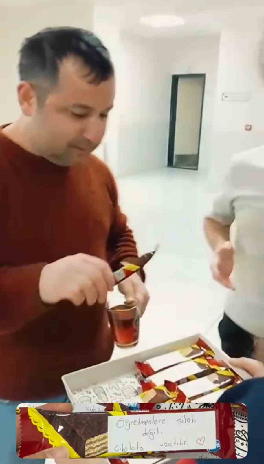 Öğrencilerden anlamlı mesaj: "Öğretmene silah değil, çikolata uzatılır"
