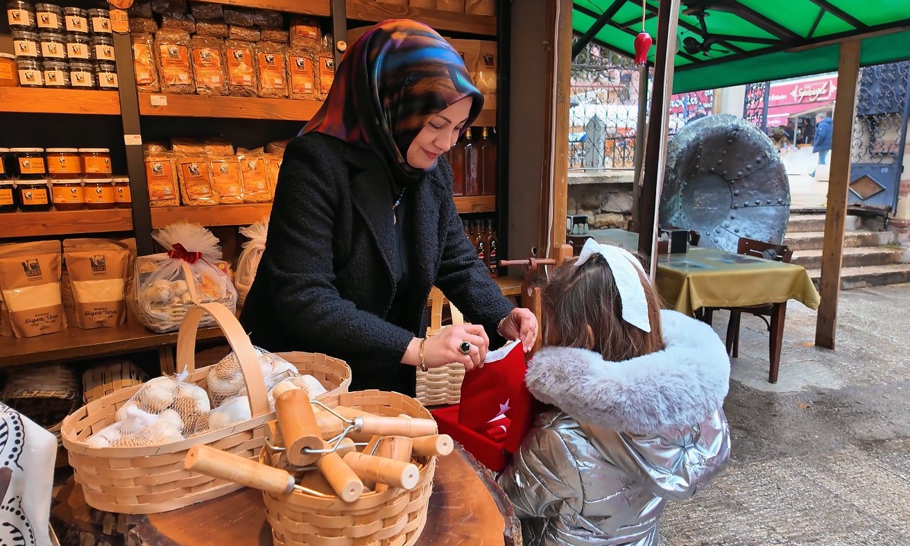 Öğrencilerden çarşı esnafına Türk bayrağı hediyesi
