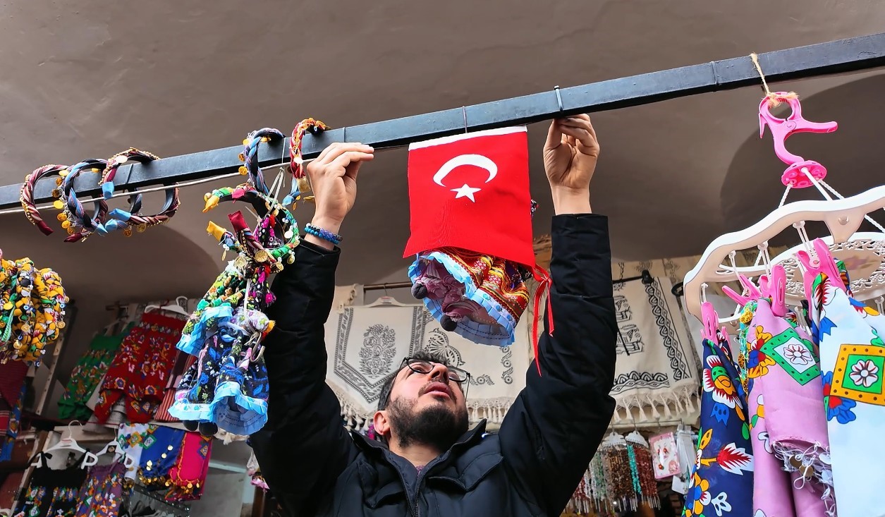 Öğrencilerden çarşı esnafına Türk bayrağı hediyesi
