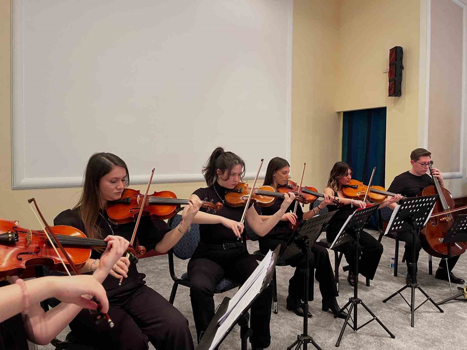 Öğrencilerden ‘çınarlara’ unutulmaz konser
Öğrencilerden ‘çınarlara’ unutulmaz konser