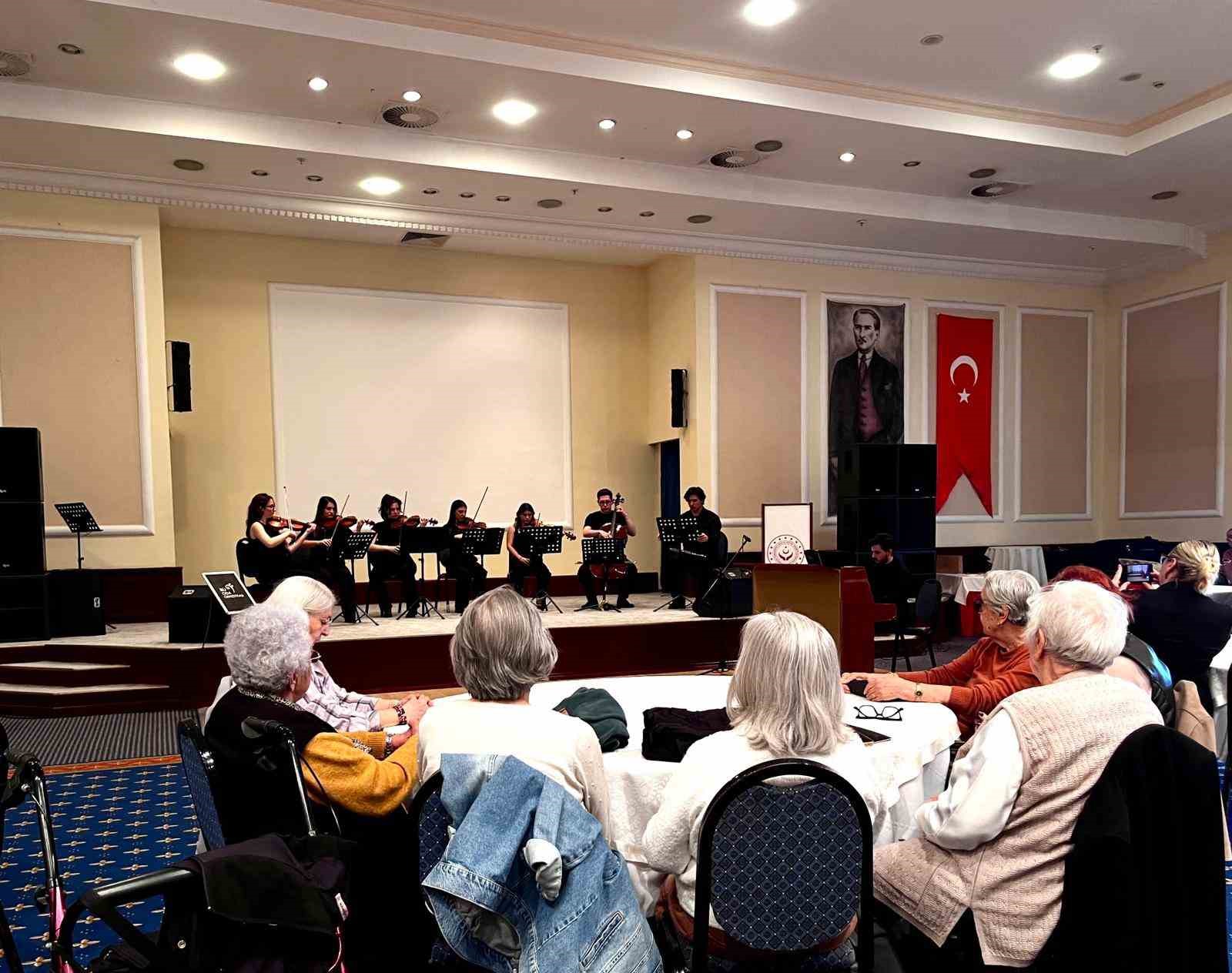 Öğrencilerden ‘çınarlara’ unutulmaz konser
Öğrencilerden ‘çınarlara’ unutulmaz konser