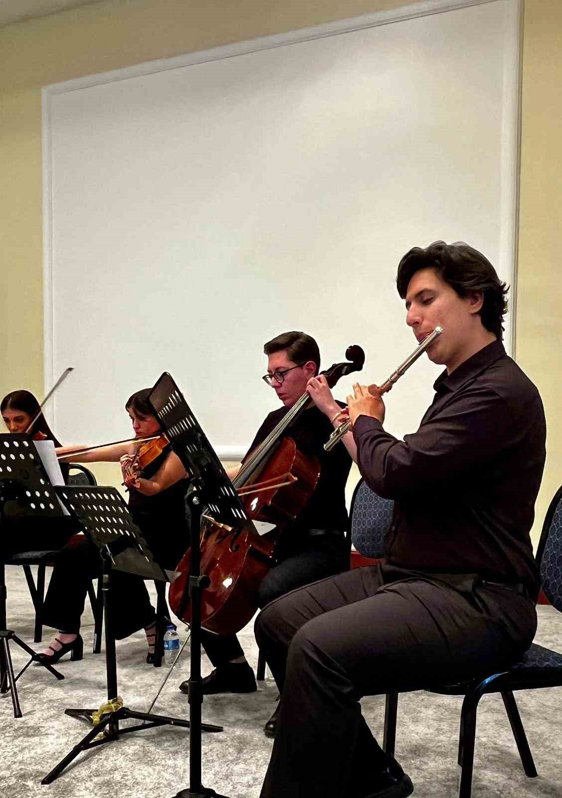 Öğrencilerden ‘çınarlara’ unutulmaz konser
Öğrencilerden ‘çınarlara’ unutulmaz konser