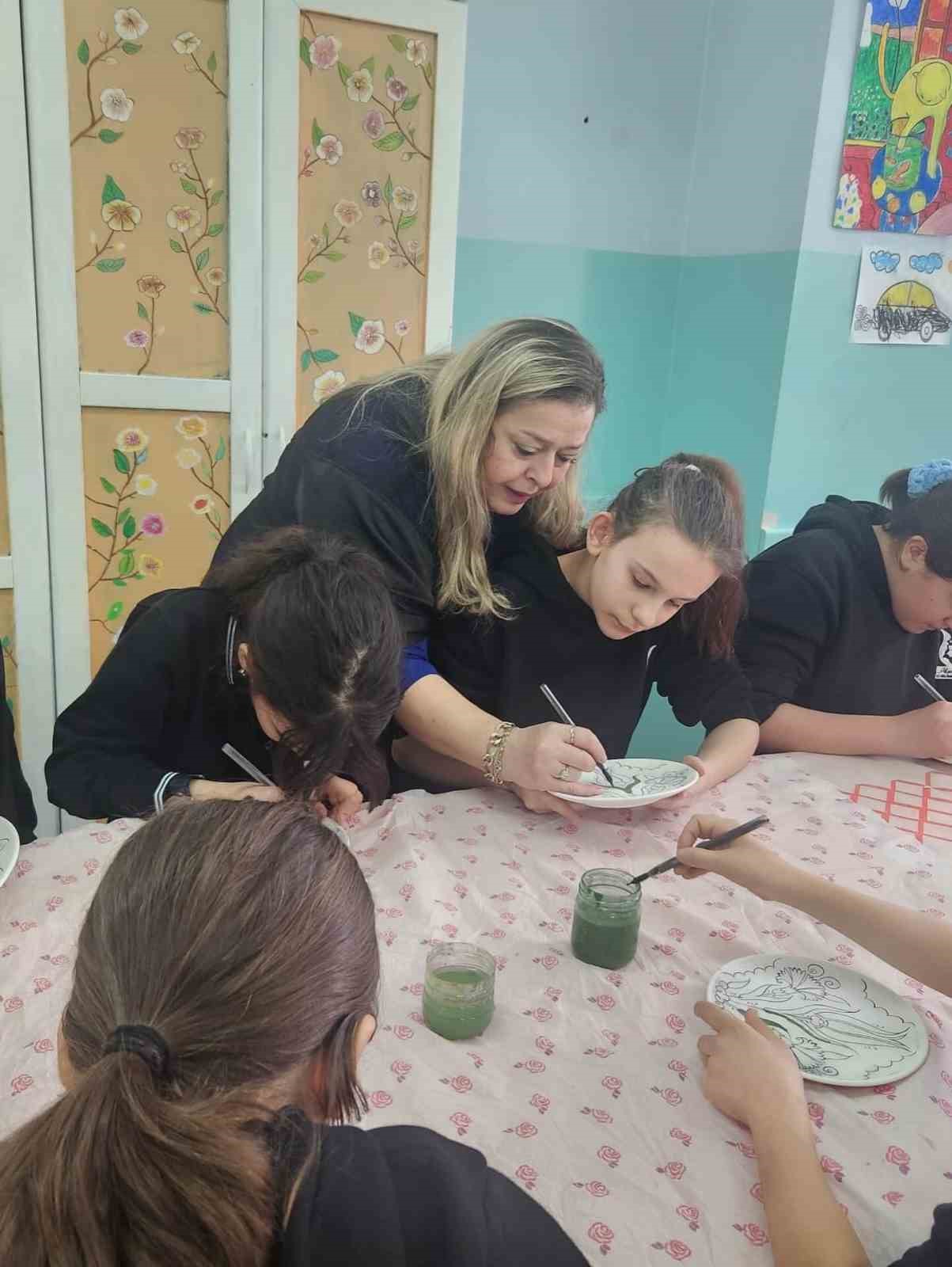 Öğrencilerden çini boyama etkinliği
