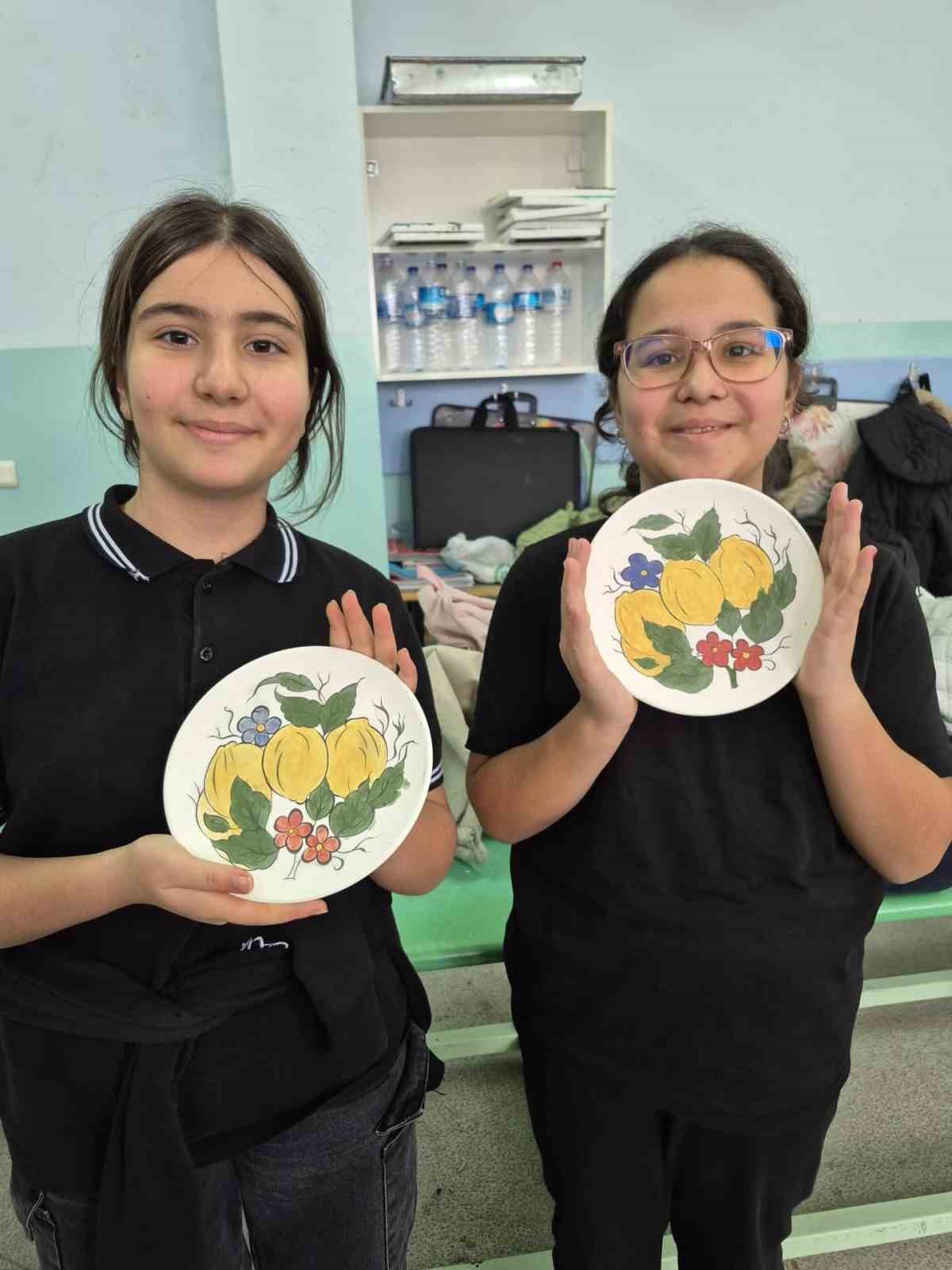 Öğrencilerden çini boyama etkinliği
