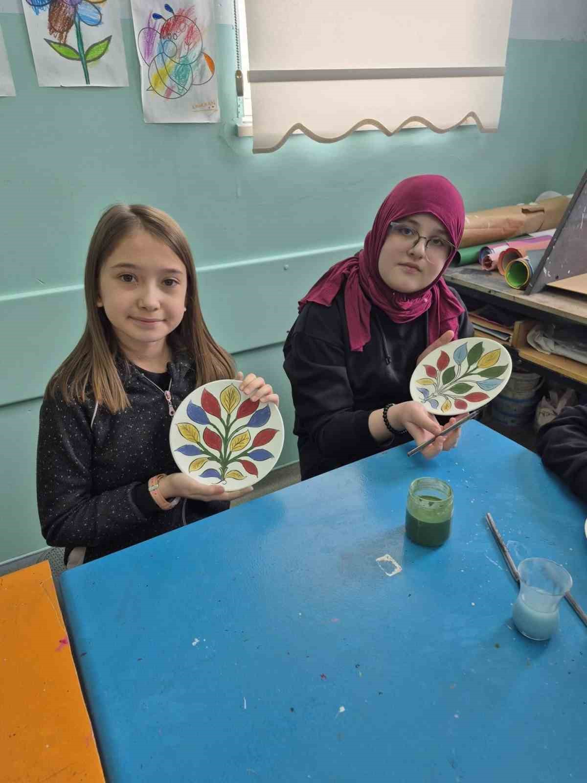 Öğrencilerden çini boyama etkinliği
