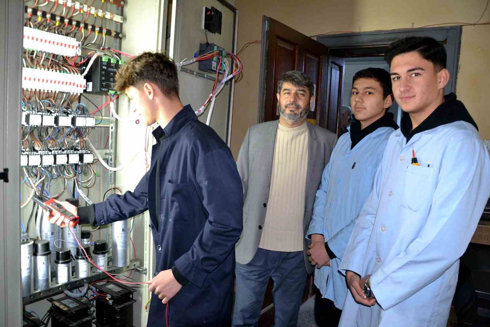 Öğrencilerden enerji tasarrufu sağlayan sistem
Öğrencilerden enerji tasarrufu sağlayan sistem